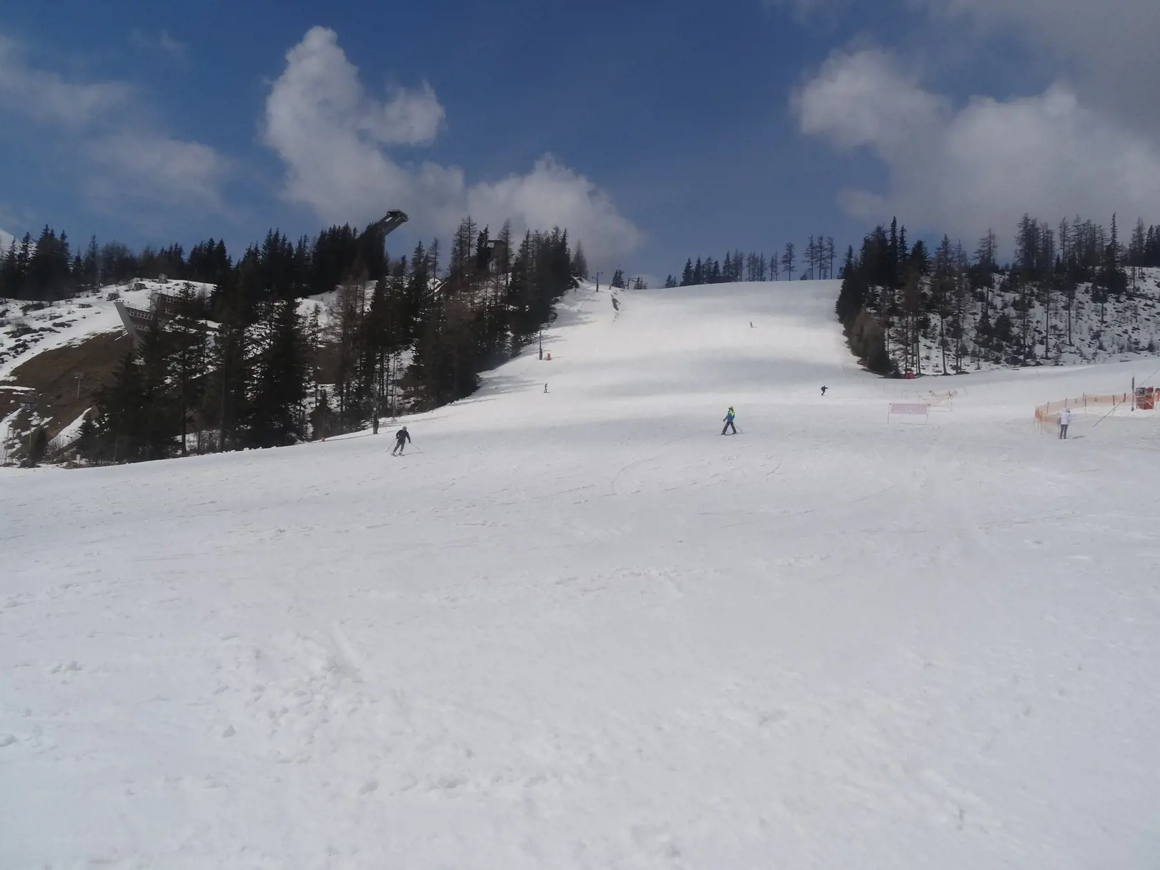 Na dolných zjazdovkách panovala priam komorná atmosféra.