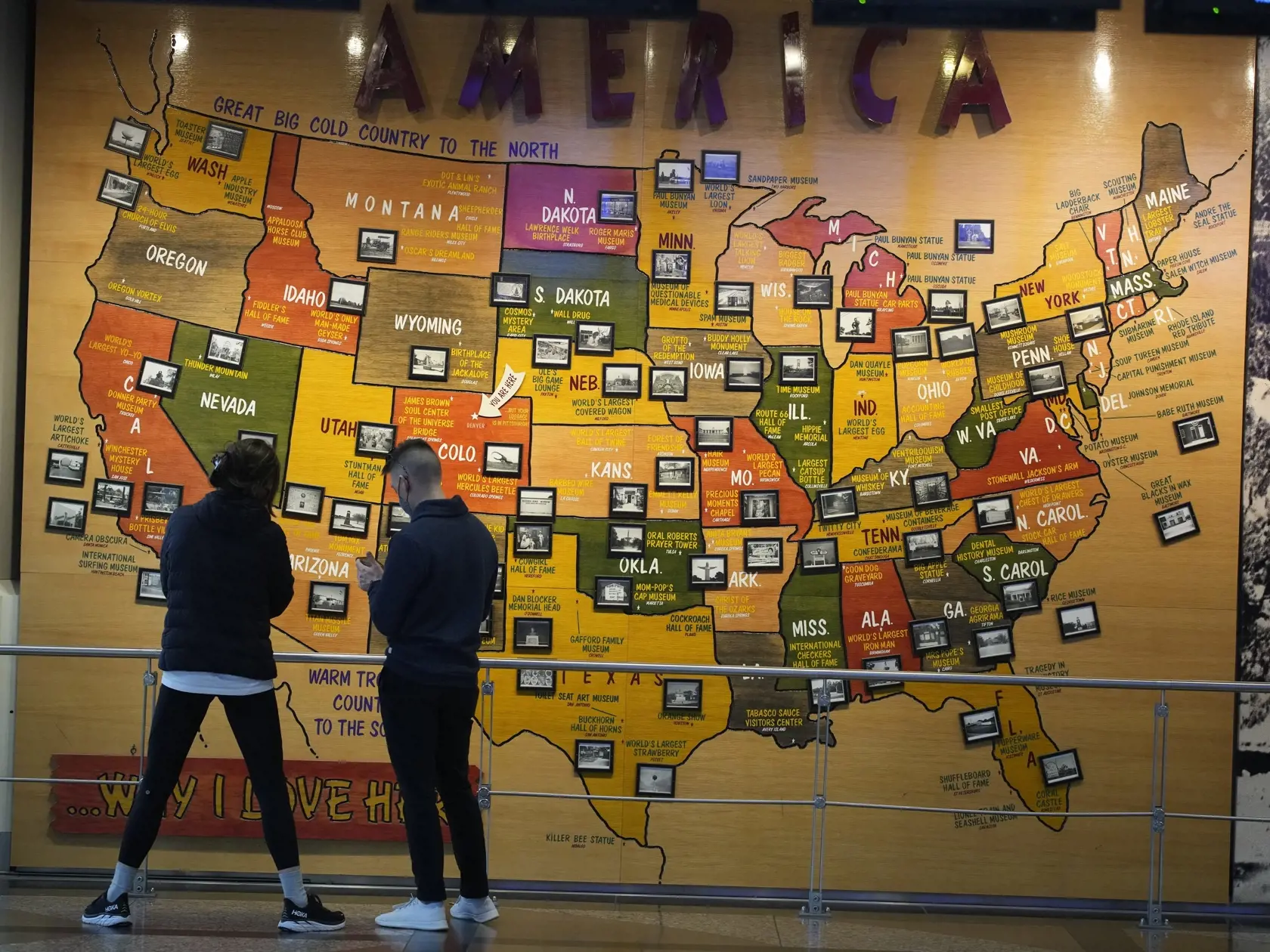 WA 32 Denver - Cestujúci sa pozerajú na mapu Spojených štátov amerických na letisku v Denveri v piatok 24. decembra 2021. Letecké spoločnosti po celom svete zrušili v piatok viac než 2300 plánovaných letov, pričom tisíce ďalších leteckých spojení meškalo v dôsledku šírenia vysoko nákazlivého koronavírusového variantu omikron. FOTO TASR/AP
Travelers look over a map of the United States in the terminal of Denver International Airport, Friday, Dec. 24, 2021, in Denver. More than 200 flights were