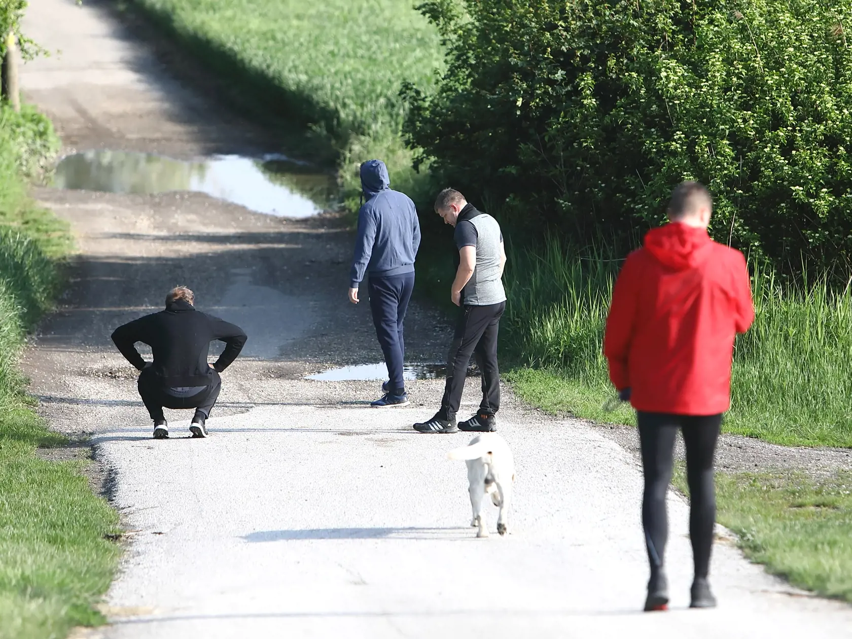 Na snímke paparazzi poslanec Robert Fico ako išiel ráno behať, spolu s ochrnankou. Parkovisko na hraniciach smerom na Berg. 