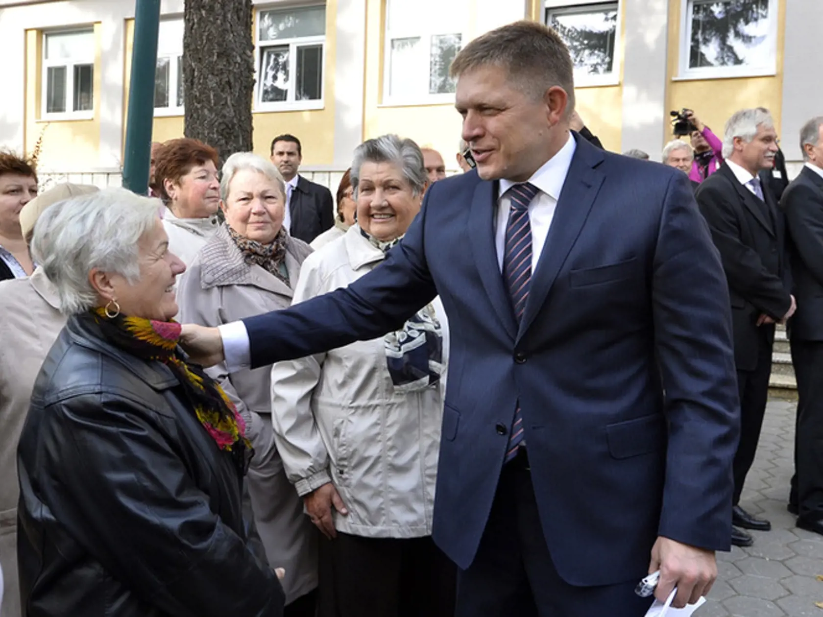 Premiér Robert Fico sa zvítal s občanmi pred výjazdovým rokovaním kabinetu v Handlovej.