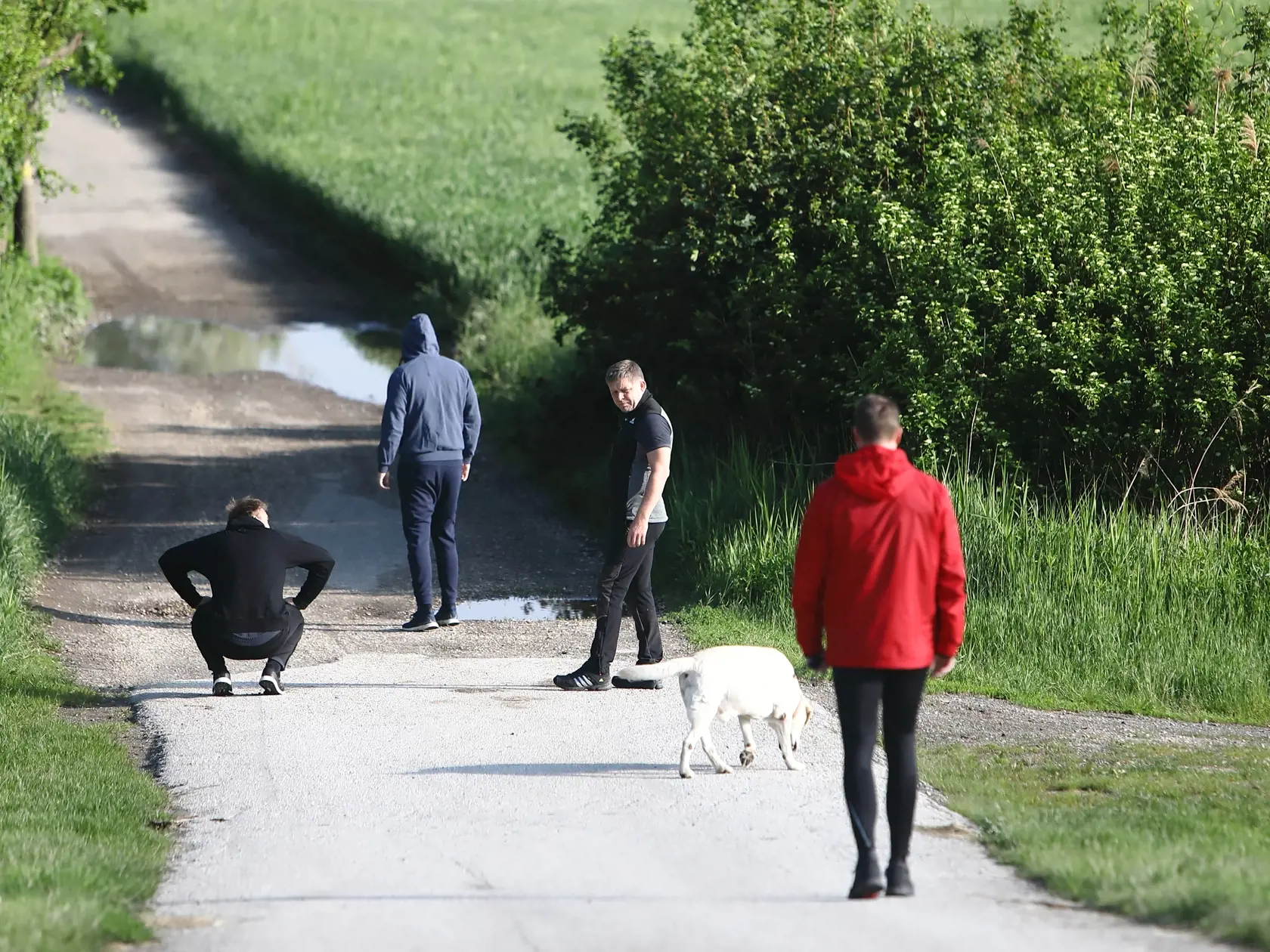 Na snímke paparazzi poslanec Robert Fico ako išiel ráno behať, spolu s ochrnankou. Parkovisko na hraniciach smerom na Berg. 