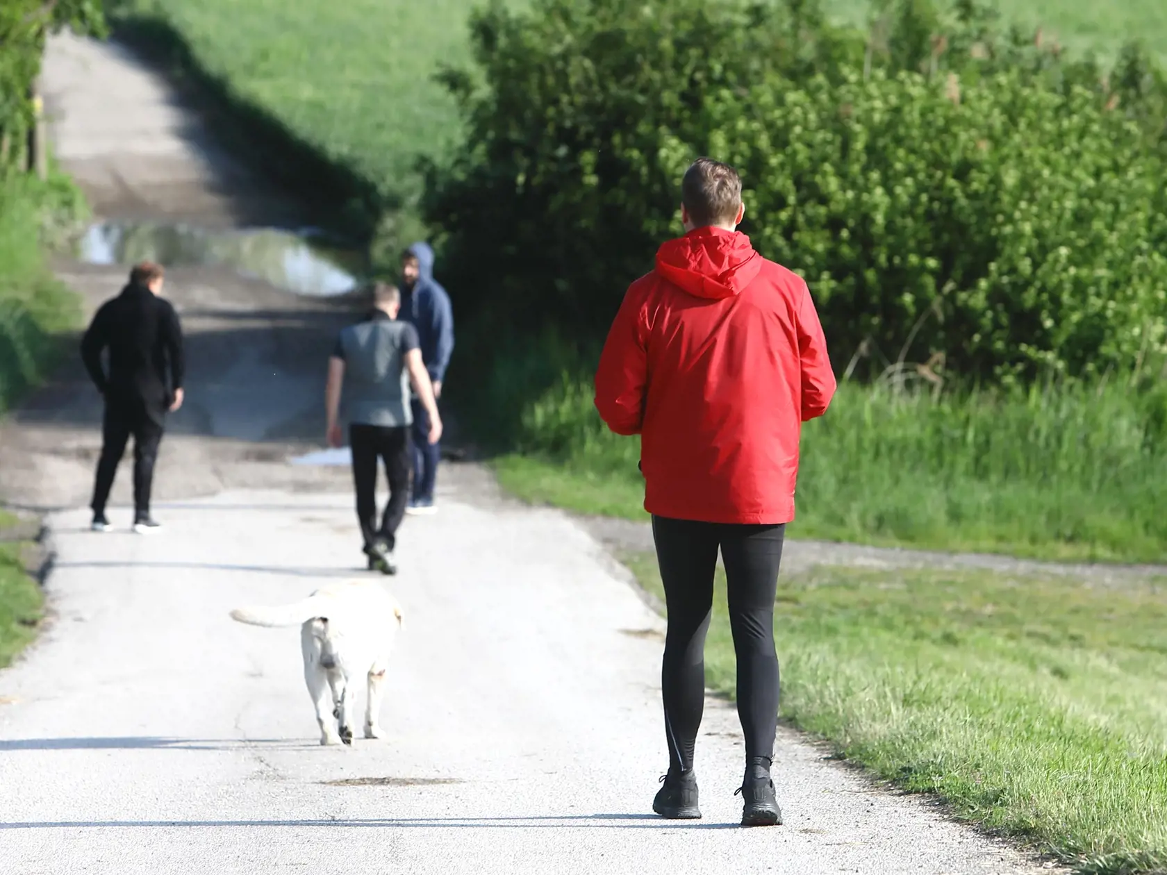 Na snímke paparazzi poslanec Robert Fico ako išiel ráno behať, spolu s ochrnankou. Parkovisko na hraniciach smerom na Berg. 