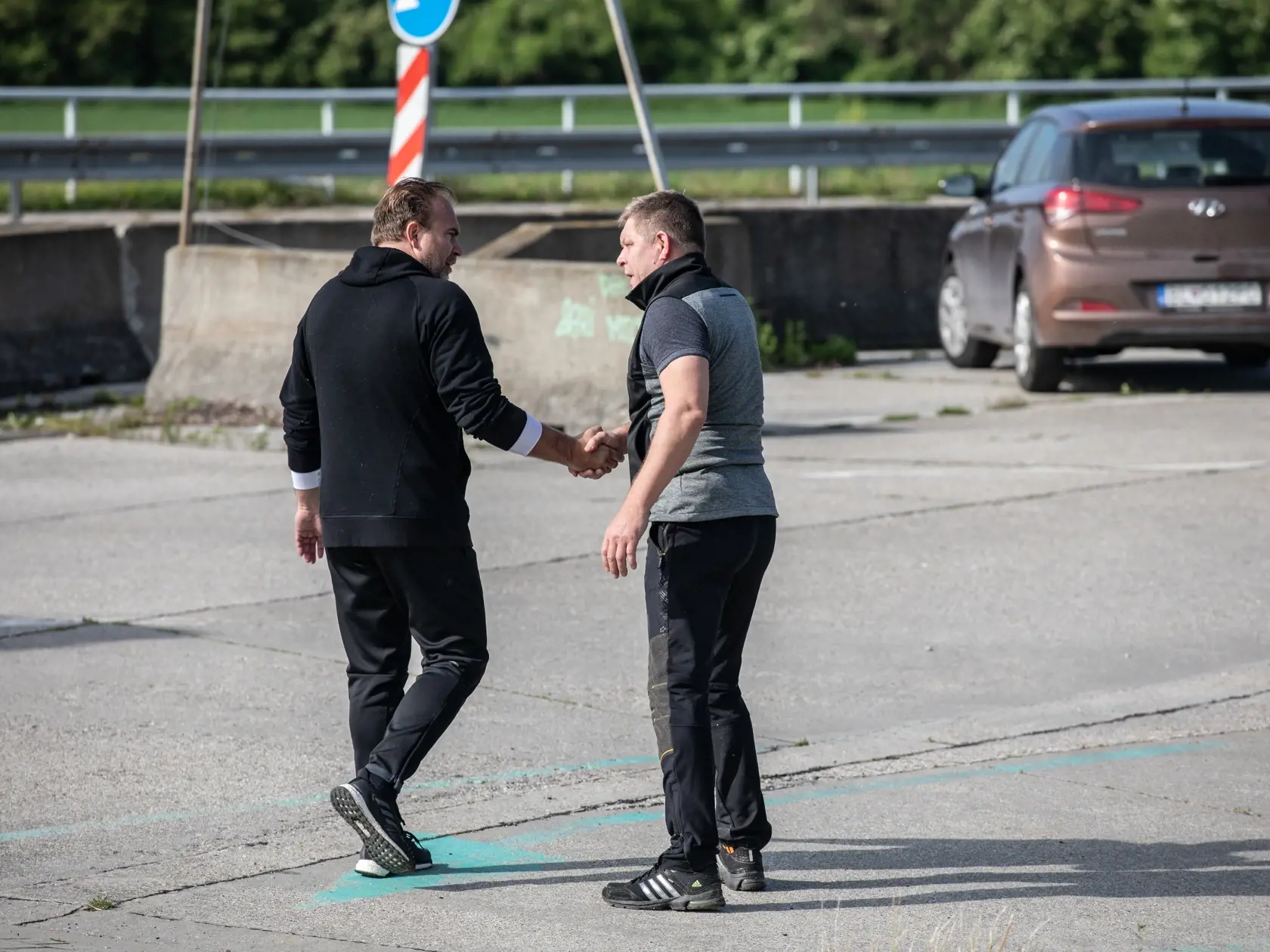 Na snímke paparazzi poslanec Robert Fico ako išiel ráno behať, spolu s ochrnankou. Parkovisko na hraniciach smerom na Berg.