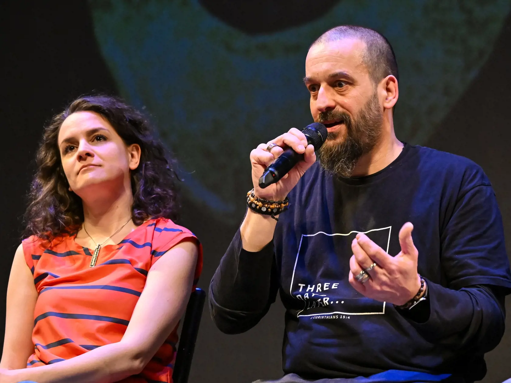 Na snímke zľava dramaturgička Andrea Bučková a režisér Stanislav Slovák počas tlačovej konferencie divadla Nová scéna k premiére rodinného muzikálu Lionel Bart: Oliver podľa románu Charlesa Dickensa Oliver Twist v Bratislave 5. marca 2024. FOTO TASR - Pavol Zachar