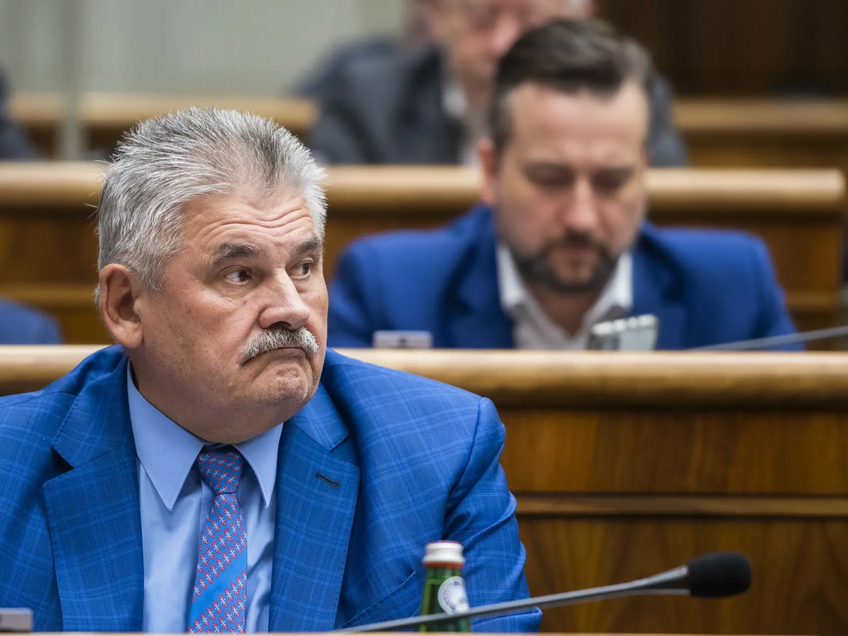 Na snímke poslanci parlamentu, zľava Ján Richter a Ľuboš Blaha (obaja Smer SD) počas rokovania 72. schôdze Národnej rady (NR) SR v Bratislave 27. septembra 2022.TASR - Jaroslav Novák