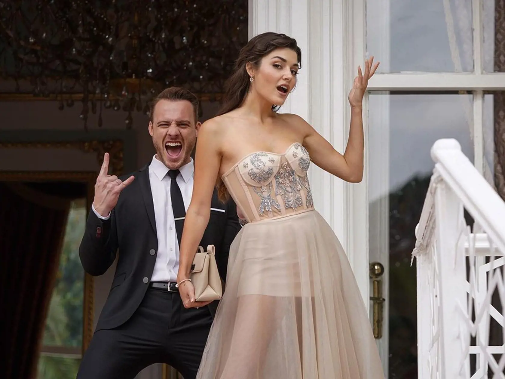 So sexepílom na tom o nič horšie nie je ani jej herecký kolega Kerem Bürsin (34), ktorý stvárnil arogantného Serkana. Na sociálnej sieti Instagram, kde ho sleduje takmer 10 miliónov fanúšikov, sa tiež rád pochváli svojím svalnatým telom. Čo poviete, sú hviezdy nového seriálu v realite ešte viac sexi ako na televíznych obrazovkách?