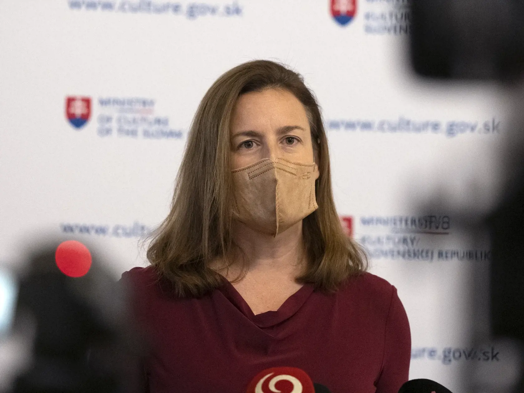 „Náš záujem bol otvoriť kultúrne podujatia s vyššou kapacitou, ako bola nakoniec schválená. Výsledok pre nás nie je uspokojivý, ale je začiatkom. Naďalej pokračujeme v rokovaniach, aby sa kultúra čo najskôr sprístupnila väčšiemu množstvu návštevníkov," odkázala hovorkyňa rezortu kultúry Zuzana Viciaňová.