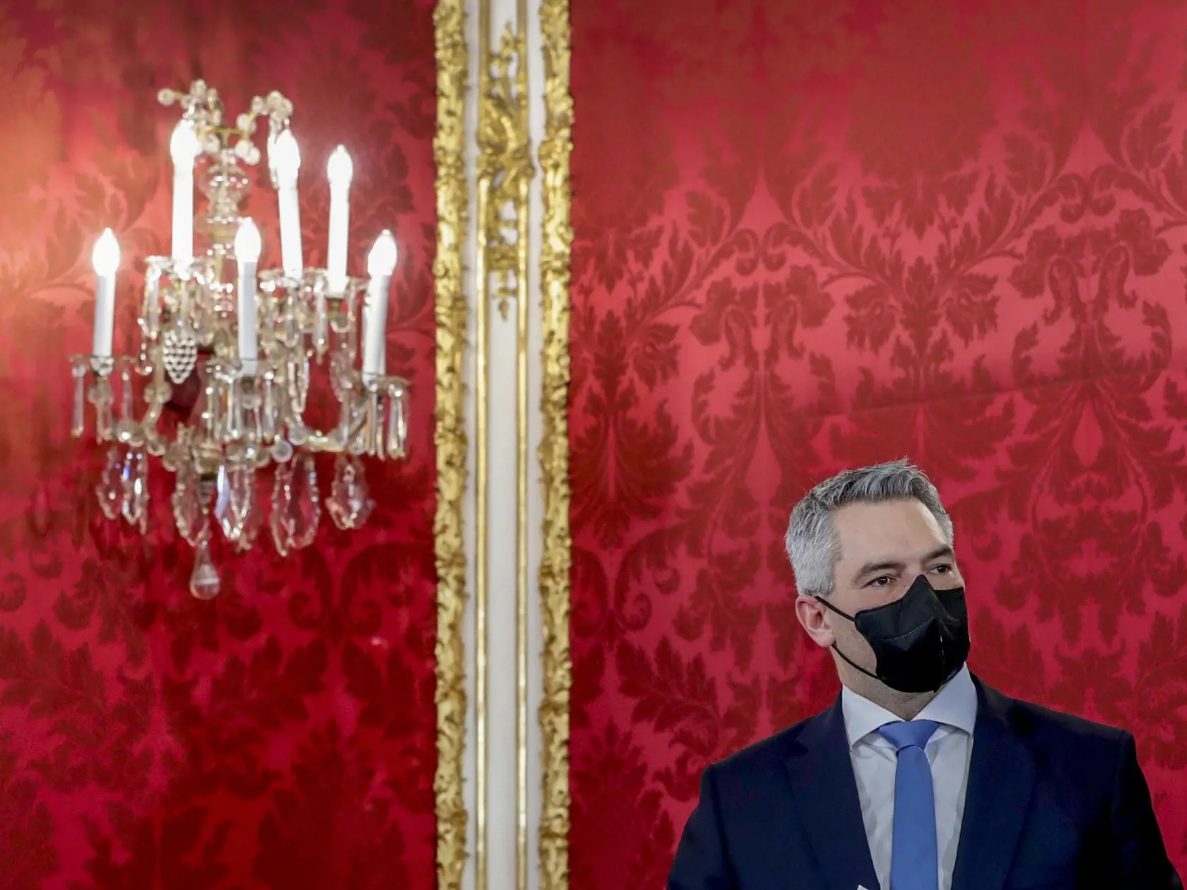 EBE 38 Viedeň - Nový rakúsky kancelár Karl Nehammer prichádza zložiť slávnostný sľub a stať sa tak v poradí tretím predsedom rakúskej vlády za posledné tri mesiace vo Viedni 6. decembra 2021. FOTO TASR/AP

New Chancellor of the People's Party Karl Nehammer attends the swearing-in ceremony at Hofburg Palace in Vienna, Austria, Monday, Dec. 6, 2021. (AP Photo/Lisa Leutner)