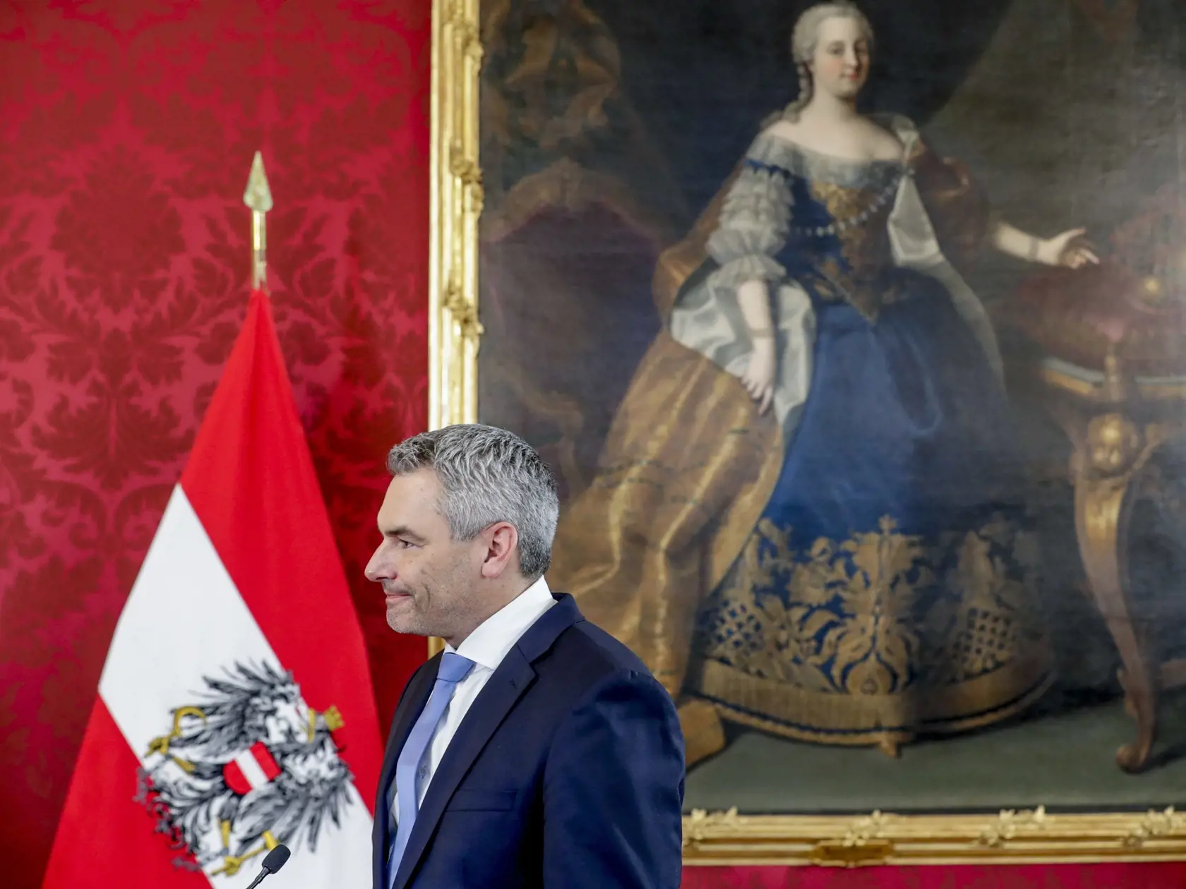 EBE 37 Viedeň - Nový rakúsky kancelár Karl Nehammer prichádza zložiť slávnostný sľub a stať sa tak v poradí tretím predsedom rakúskej vlády za posledné tri mesiace vo Viedni 6. decembra 2021. FOTO TASR/AP

New Chancellor of the People's Party Karl Nehammer attends the swearing-in ceremony at Hofburg Palace in Vienna, Austria, Monday, Dec. 6, 2021. (AP Photo/Lisa Leutner)