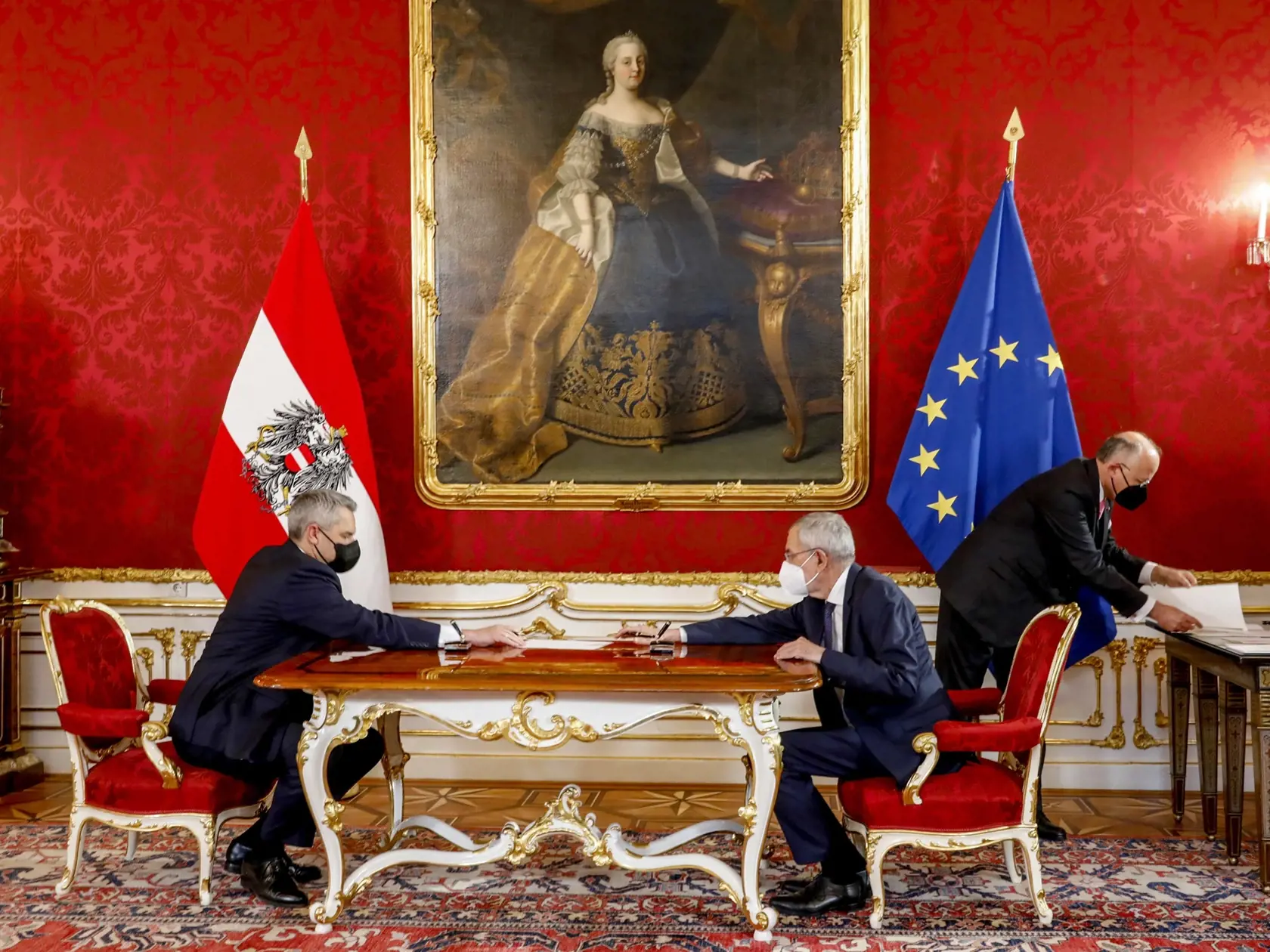 EBE 36 Viedeň - Na snímke zľava nový rakúsky kancelár Karl Nehammer a rakúsky prezident Alexander Van der Bellen podpisujú dokumenty po slávnostnom sľube vo Viedni 6. decembra 2021. FOTO TASR/AP

New Chancellor of the People's Party Karl Nehammer,left, and Austrian President Alexander Van der Bellen sign papers during the swearing-in ceremony at Hofburg Palace in Vienna, Austria, Monday, Dec. 6, 2021. (AP Photo/Lisa Leutner)