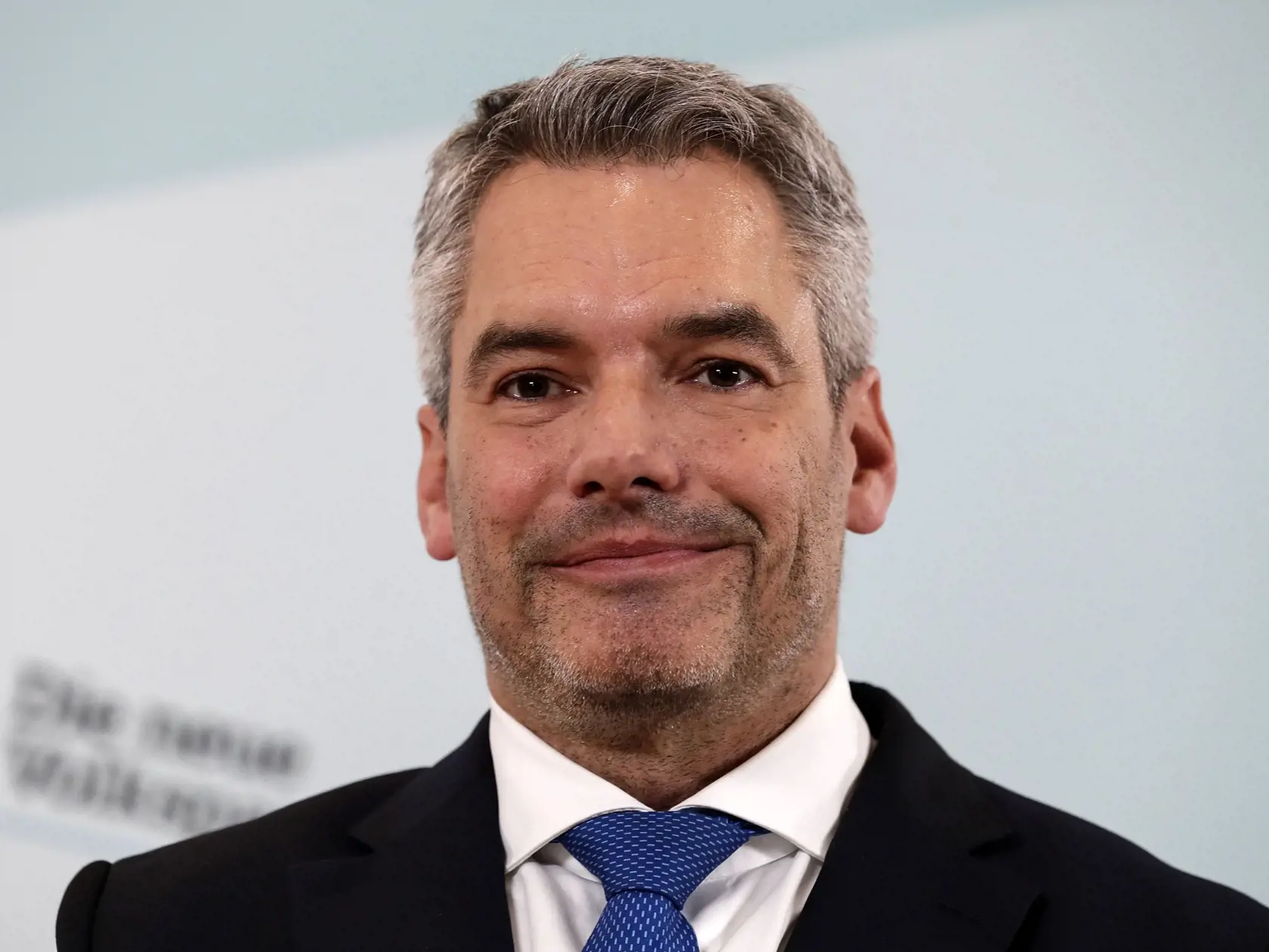 WA 47 Viedeň - Na snímke nový dezignovaný rakúsky spolkový kancelár a doterajší minister vnútra Karl Nehammer sa usmieva počas tlačovej konferencie po rokovaní predsedníctva najsilnejšej parlamentnej strany ÖVP vo Viedni v piatok 3. decembra 2021. Nehammer sa stane novým rakúskym kancelárom a aj predsedom ÖVP.  Vo štvrtok boli na rakúskej politickej scéne ohlásené tri veľké odchody. Najprv stiahnutie sa z politiky ohlásil bývalý kancelár a šéf ÖVP Sebastian Kurz, o niekoľko hodín ponúkol svoju f