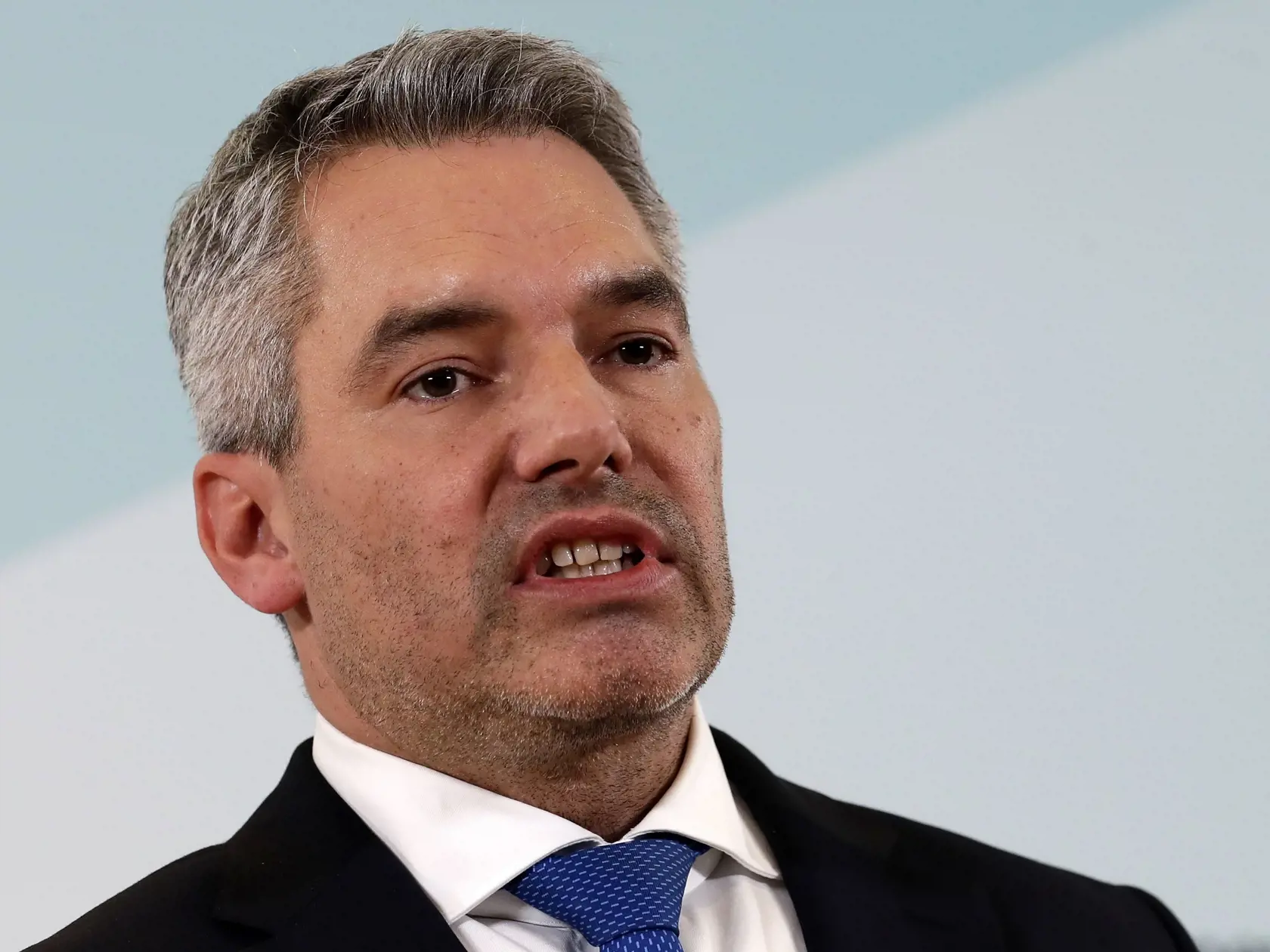 WA 46 Viedeň - Na snímke nový dezignovaný rakúsky spolkový kancelár a doterajší minister vnútra Karl Nehammer sa usmieva počas tlačovej konferencie po rokovaní predsedníctva najsilnejšej parlamentnej strany ÖVP vo Viedni v piatok 3. decembra 2021. Nehammer sa stane novým rakúskym kancelárom a aj predsedom ÖVP.  Vo štvrtok boli na rakúskej politickej scéne ohlásené tri veľké odchody. Najprv stiahnutie sa z politiky ohlásil bývalý kancelár a šéf ÖVP Sebastian Kurz, o niekoľko hodín ponúkol svoju f