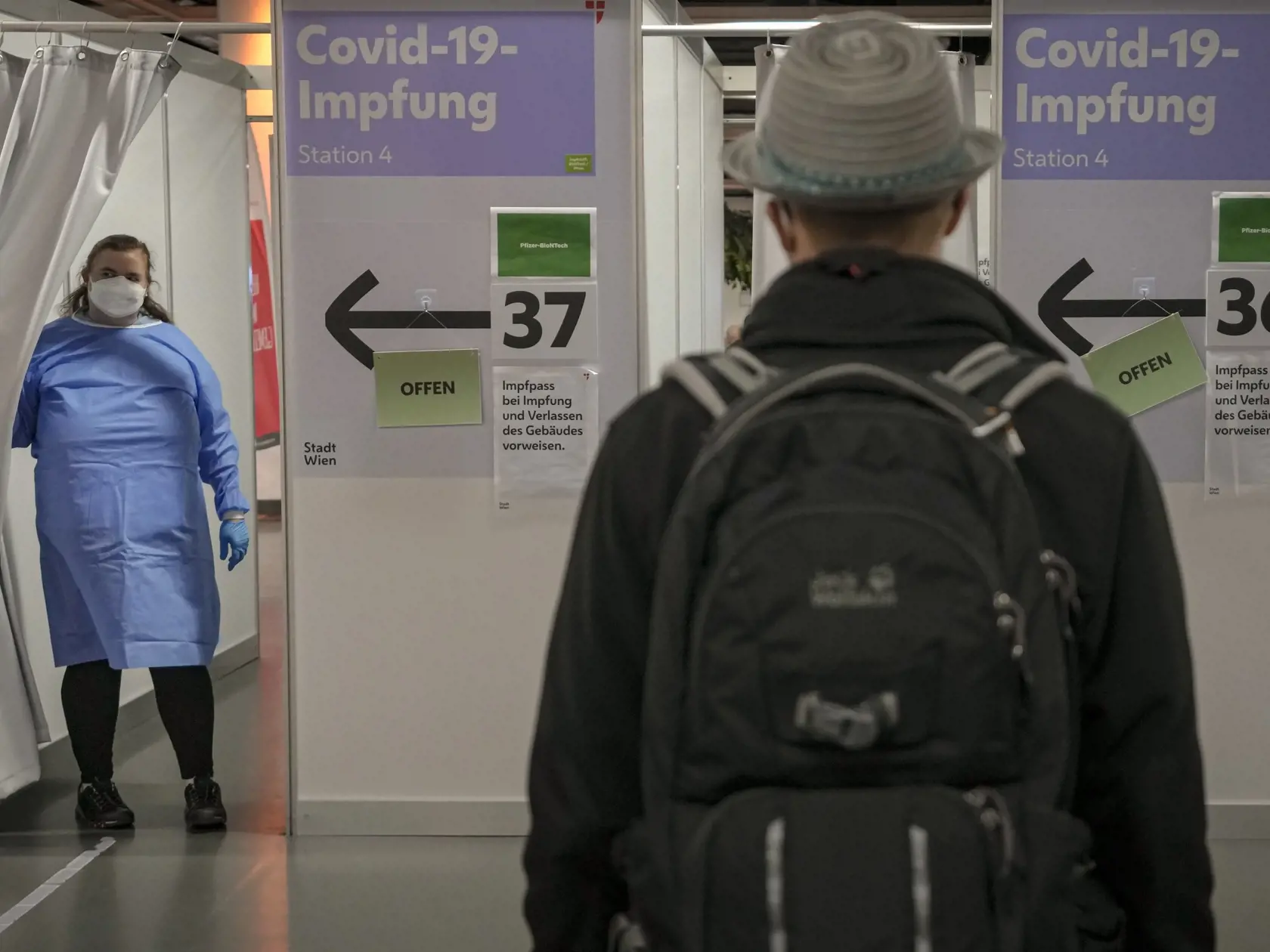 JB 40 Viedeň - Muž čaká v rade na očkovanie vakcínou proti ochoreniu COVID-19 vo vakcinačnom centre vo Viedni 22. novembra 2021. Rakúsko od pondelka zaviedlo celoštátny lockdown a od februára bude vyžadovať povinné očkovanie proti COVID-19. V piatok to vyhlásil kancelár Alexander Schallenberg. Lockdown by mal trvať maximálne 20 dní s prehodnotením situácie po desiatich dňoch. Informovali o tom agentúry APA a DPA. FOTO TASR/AP
 
A man waits to get a COVID-19 vaccine, in Vienna, Austria, Monday, N