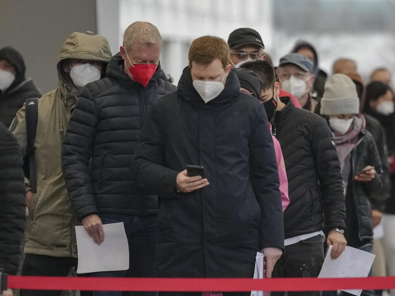JB 36 Viedeň - Ľudia čakajú v rade na očkovanie vakcínami proti ochoreniu COVID-19 vo Viedni 22. novembra 2021. Rakúsko od pondelka zaviedlo celoštátny lockdown a od februára bude vyžadovať povinné očkovanie proti COVID-19. V piatok to vyhlásil kancelár Alexander Schallenberg. Lockdown by mal trvať maximálne 20 dní s prehodnotením situácie po desiatich dňoch. Informovali o tom agentúry APA a DPA. FOTO TASR/AP
 
People wait to get COVID-19 vaccines in Vienna, Austria, Monday, Nov. 22, 2021. Austr