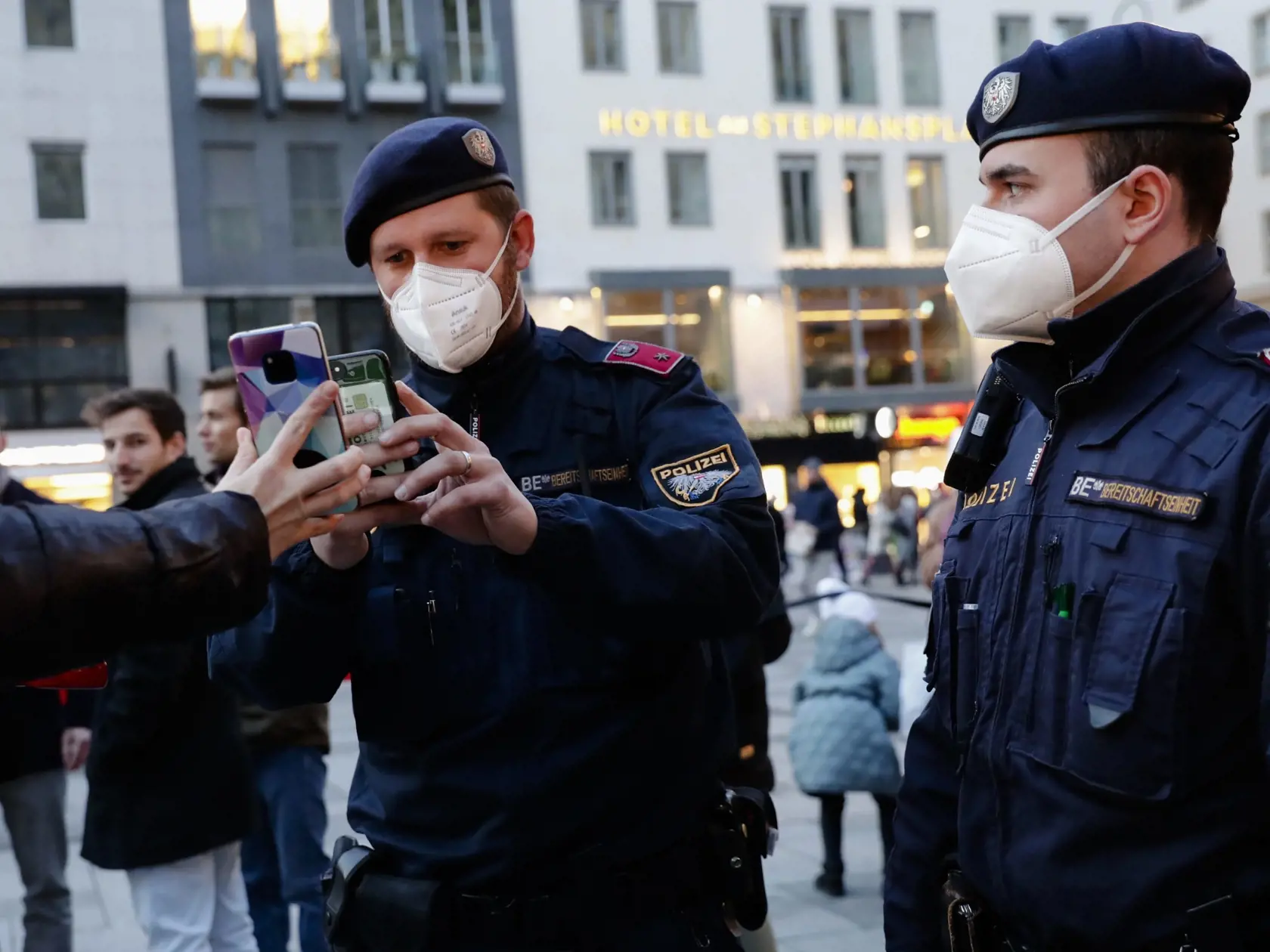 KK16 Viedeň - Policajti kontrolujú návštevníkom covidpasy na vianočných trhoch vo Viedni 17. novembra 2021. Rakúsko od pondelka zavedie celoštátny lockdown a od februára bude vyžadovať povinné očkovanie proti COVID-19. V piatok to vyhlásil kancelár Alexander Schallenberg. Lockdown by mal trvať maximálne 20 dní s prehodnotením situácie po desiatich dňoch. Informovali o tom agentúry APA a DPA.     Konzervatívny kancelár Schallenberg nové opatrenia oznámil v piatok predpoludním počas tlačovej konfe