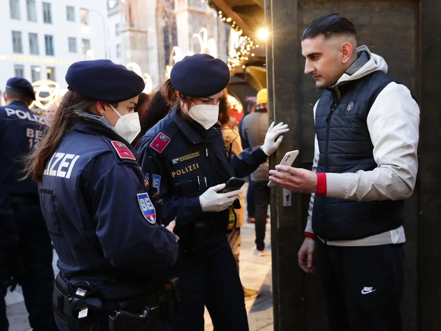KK17 Viedeň - Policajti kontrolujú návštevníkom covidpasy na vianočných trhoch vo Viedni 17. novembra 2021. Rakúsko od pondelka zavedie celoštátny lockdown a od februára bude vyžadovať povinné očkovanie proti COVID-19. V piatok to vyhlásil kancelár Alexander Schallenberg. Lockdown by mal trvať maximálne 20 dní s prehodnotením situácie po desiatich dňoch. Informovali o tom agentúry APA a DPA.     Konzervatívny kancelár Schallenberg nové opatrenia oznámil v piatok predpoludním počas tlačovej konfe