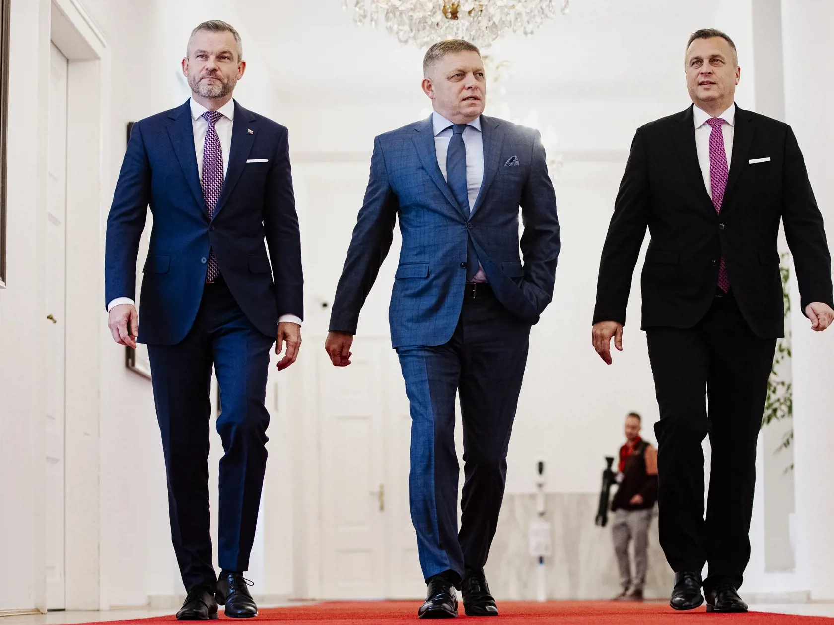 Robert Fico, Peter Pellegrini a Andrej Danko podpísali v historickej budove Národnej rady Slovenskej republiky Memorandum o porozumení, ktoré je základom pre vytvorenie budúcej koalície.