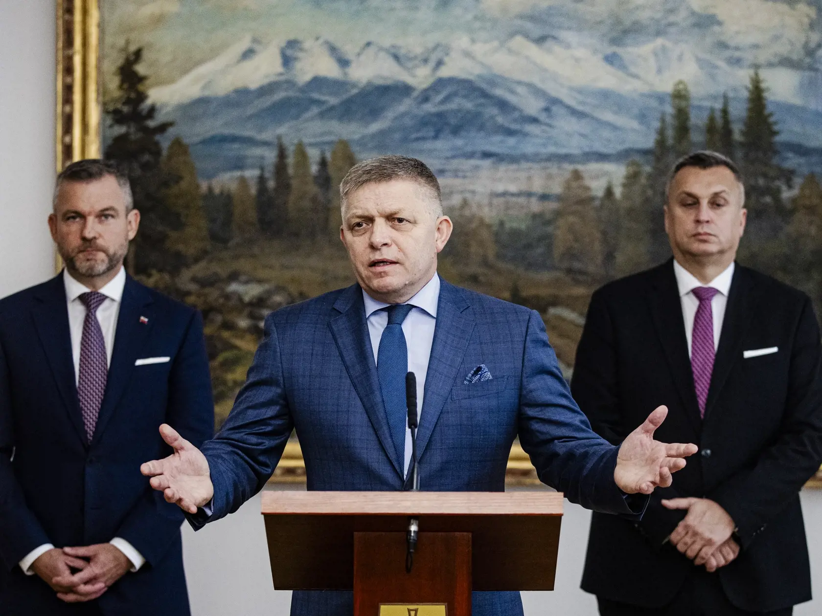 Robert Fico, Peter Pellegrini a Andrej Danko podpísali v historickej budove Národnej rady Slovenskej republiky Memorandum o porozumení, ktoré je základom pre vytvorenie budúcej koalície.