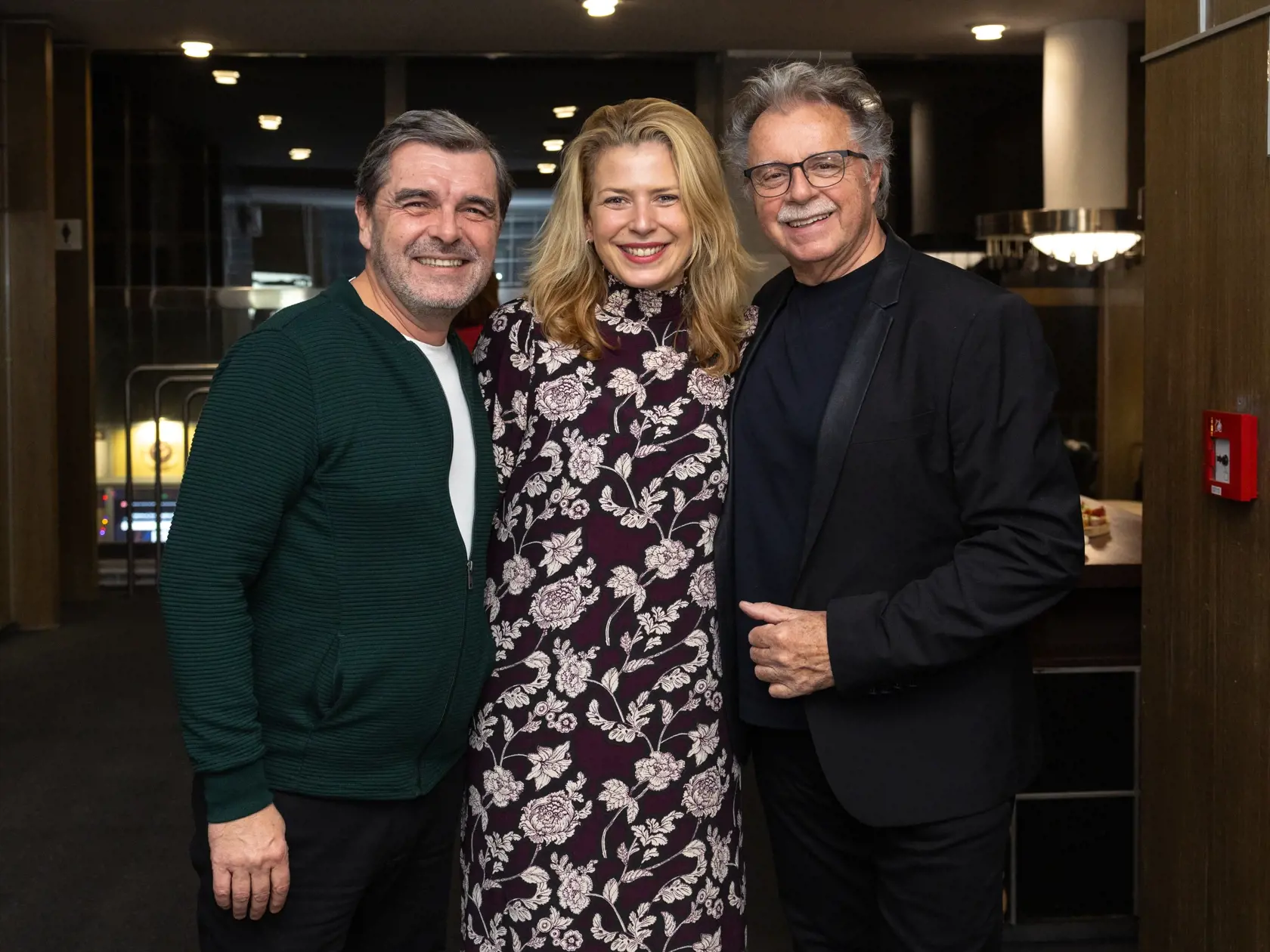 Cyrano z predmestia. Derniéra legendárneho slovenského muzikálu v bratislavskom divadle Nová scéna. Na snímke je Peter Kočíš s partnerkou Mirkou a Pavol Hammel.