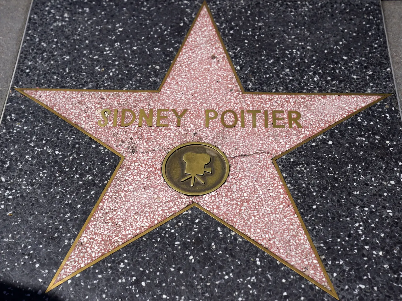 pk 9 archív Los Angeles - Na archívnej snímke z 1. septembra 2020 je hviezda Sidneyho Poitiera na Hollywoodskom chodníku slávy v Los Angeles. Poitier, prvá veľká černošská filmová hviezda Hollywoodu, zomrel vo veku 94 rokov na Bahamách vo štvrtok 6. januára 2022. FOTO TASR/AP

Actor Sidney Poitier's star on the Hollywood Walk of Fame is pictured on Sept. 1, 2020, in Los Angeles.  Poitier, the groundbreaking actor and enduring inspiration who transformed how Black people were portrayed on screen,