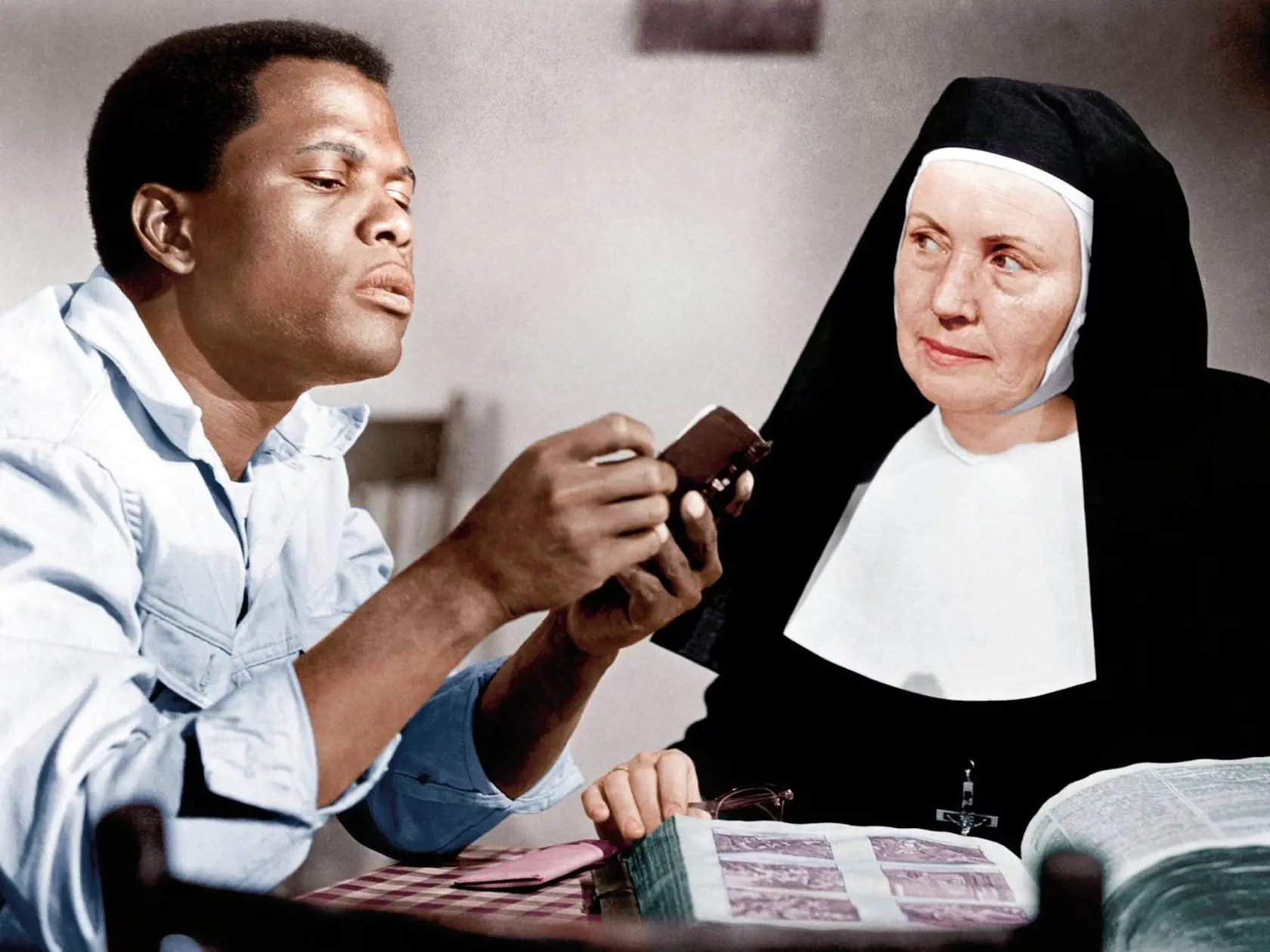 Sidney Poitier vo svojej oscarovskej snímke Poľné ľalie. Prestížnu sošku získal až po druhej nominácii.