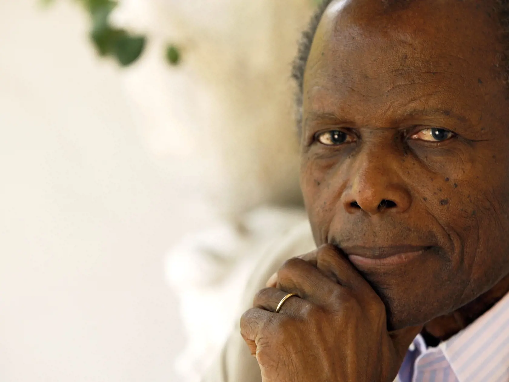 pk 7 Beverly Hills - Na archívnej snímke z 2. júna 2008 americký herec, režisér a aktivista Sidney Poitier pózuje v kalifornskom Beverly Hills. Poitier, prvá veľká černošská filmová hviezda Hollywoodu, zomrel vo veku 94 rokov na Bahamách vo štvrtok 6. januára 2022. FOTO TASR/AP 

FILE - Actor Sidney Poitier poses for a portrait in Beverly Hills, Calif. on June 2, 2008.  Poitier, the groundbreaking actor and enduring inspiration who transformed how Black people were portrayed on screen, became th