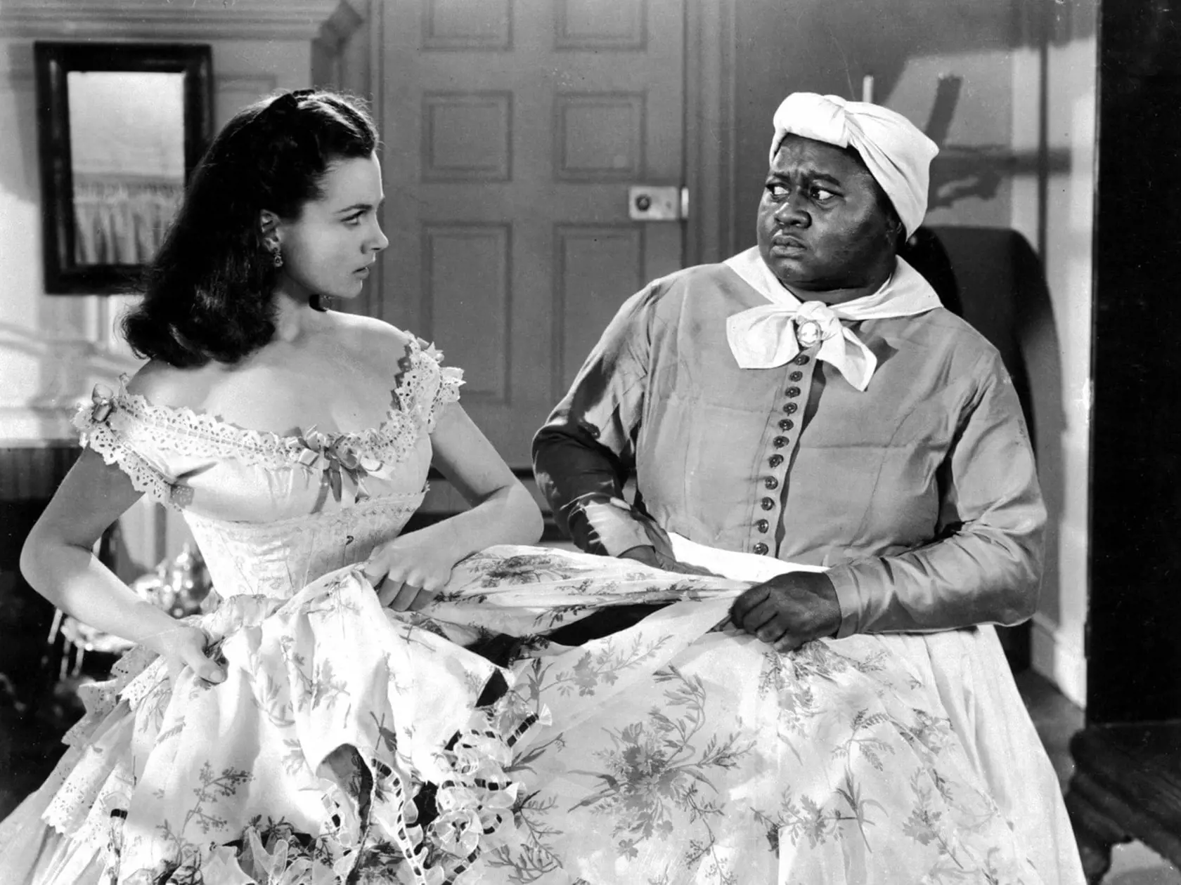 Rasová diskriminácia bola v Spojených štátoch dlho tabu. Napriek tomu v roku 1939 dostala Oscara za najlepší ženský herecký výkon vo vedľajšej úlohe Afro-Američanka Hattie McDaniel vo filme Sever proti Juhu. Bola prvou Afro-Američankou, ktorá túto cenu obdržala. Až v roku 1963 bol ďalší Sidney Poitier.