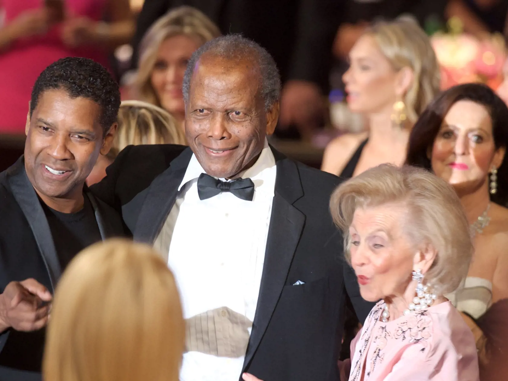 Na dobročinnom plese v Beverly Hills v roku 2016 sa Sidney Poitier stretol so svojím hereckým nástupcom Denzelom Washingtonom.