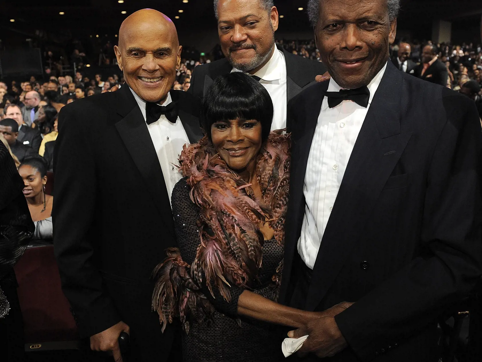 Cicely Tysonová a zľava Harry Belafonte, Laurence Fishburne a Sidney Poitier pózujú na 43. ročníku odovzdávania cien Národnej asociácie na podporu ľudí s farebnou pleťou (NAACP) NAACP Image Awards 17. februára 2012 v Los Angeles. Americký herec Sidney Poitier ako prvý Afroameričan získal Oscara za hlavnú filmovú postavu. FOTO TASR / AP