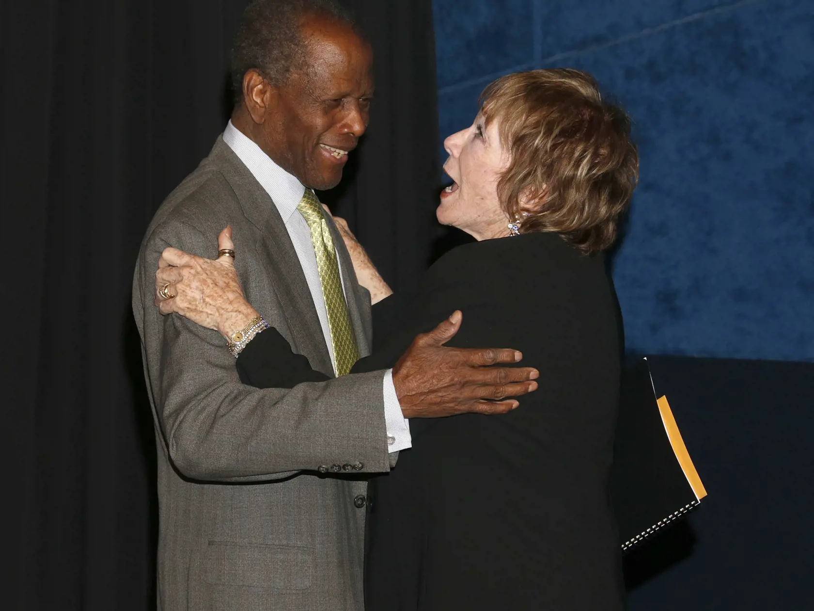 Americký herec Sidney Poitier (vľavo) a herečka Shirley MacLainová na podujatí Amerického filmového inštitútu Night at the Movies v ArcLight v Los Angeles v noci na štvrtok 25. apríla 2013. FOTO TASR/AP