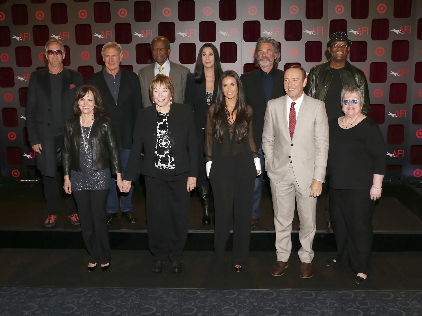 Na snímke americkí herci a herečky hore zľava Peter Fonda, Harrison Ford, Sidney Poitier, Cher, Kurt Russell, Samuel L. Jackson, dole zľava Sally Fieldová, Shirley MacLainová, Demi Moore, Kevin Spacey a Kathy Batesová pózujú fotografom na podujatí Amerického filmového inštitútu Night at the Movies v ArcLight v Los Angeles v noci na štvrtok 25. apríla 2013. FOTO TASR/AP