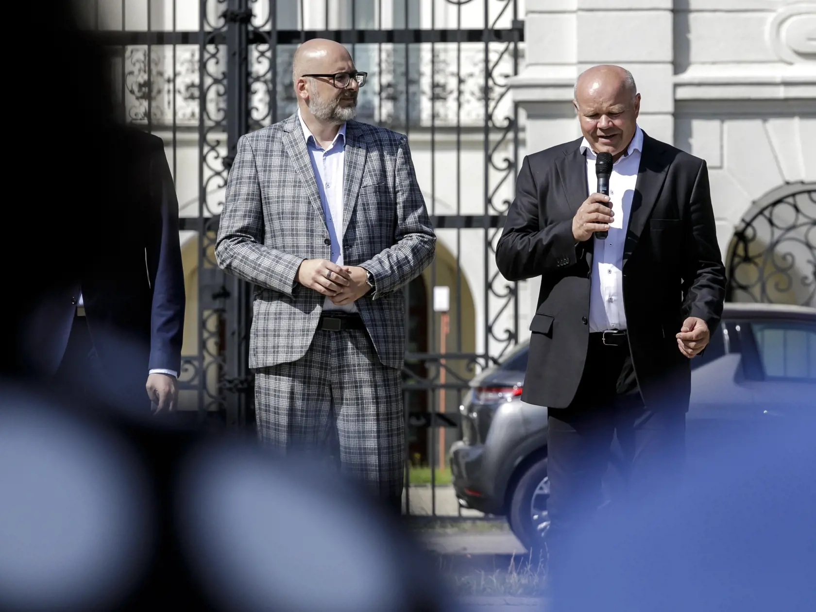 Aj bývalý ústredný riaditeľ Kancelárie ZMOS Michal Kaliňák (vľavo) si myslí, že po voľbách sa môže vymeniť až polovica šéfov samospráv.