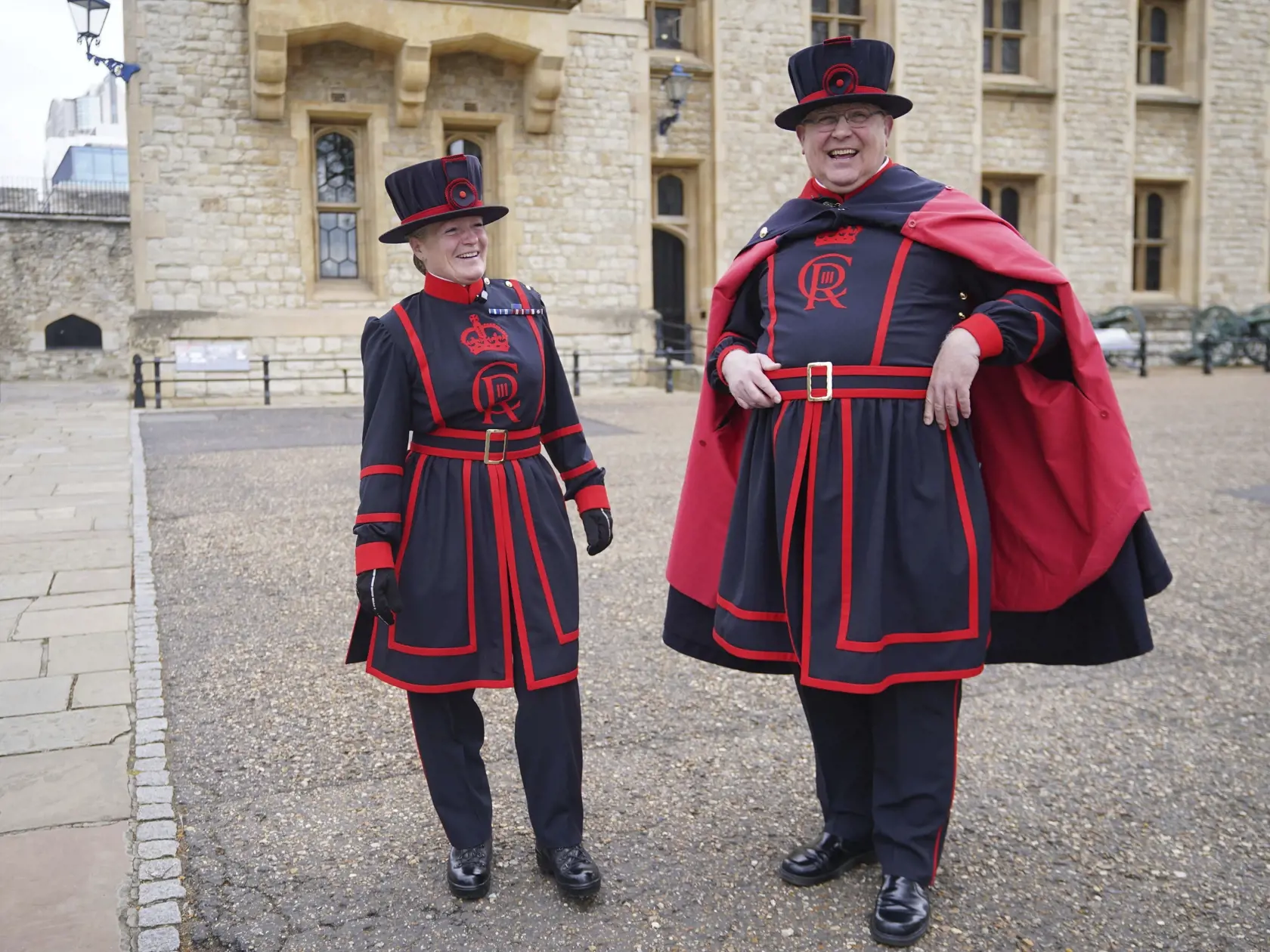 Strážcovia londýnskeho Toweru, známi aj ako beefeaters, pózujú v nových uniformách určených na korunováciu kráľa Charlesa III. v pevnosti Tower 24. apríla 2023 v Londýne.