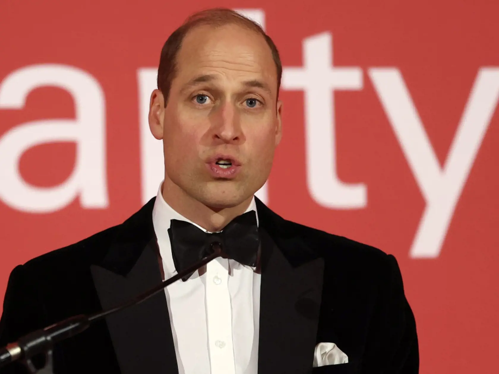 Princ William na slávnostnej večeri. Váži si veľký záujem verejnosti o zdravie kráľa aj princeznej Kate.