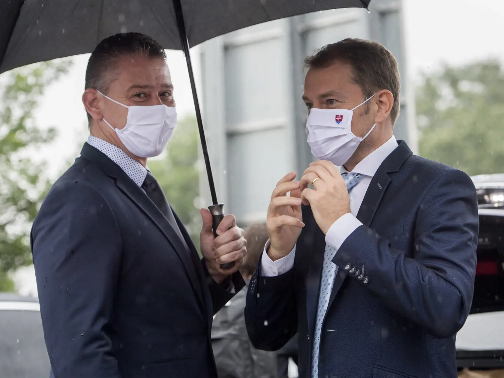 Na snímke vpravo predseda vlády SR Igor Matovič a vľavo minister vnútra SR Roman Mikulec na slovenskom-rakúskom hraničnom priechode Petržalka - Berg 5. júna 2020 v Bratislave. Občania SR už nepotrebujú formulár, ktorým sa  museli preukázať pri vstupe do zahraničia a pri návrate späť do SR.