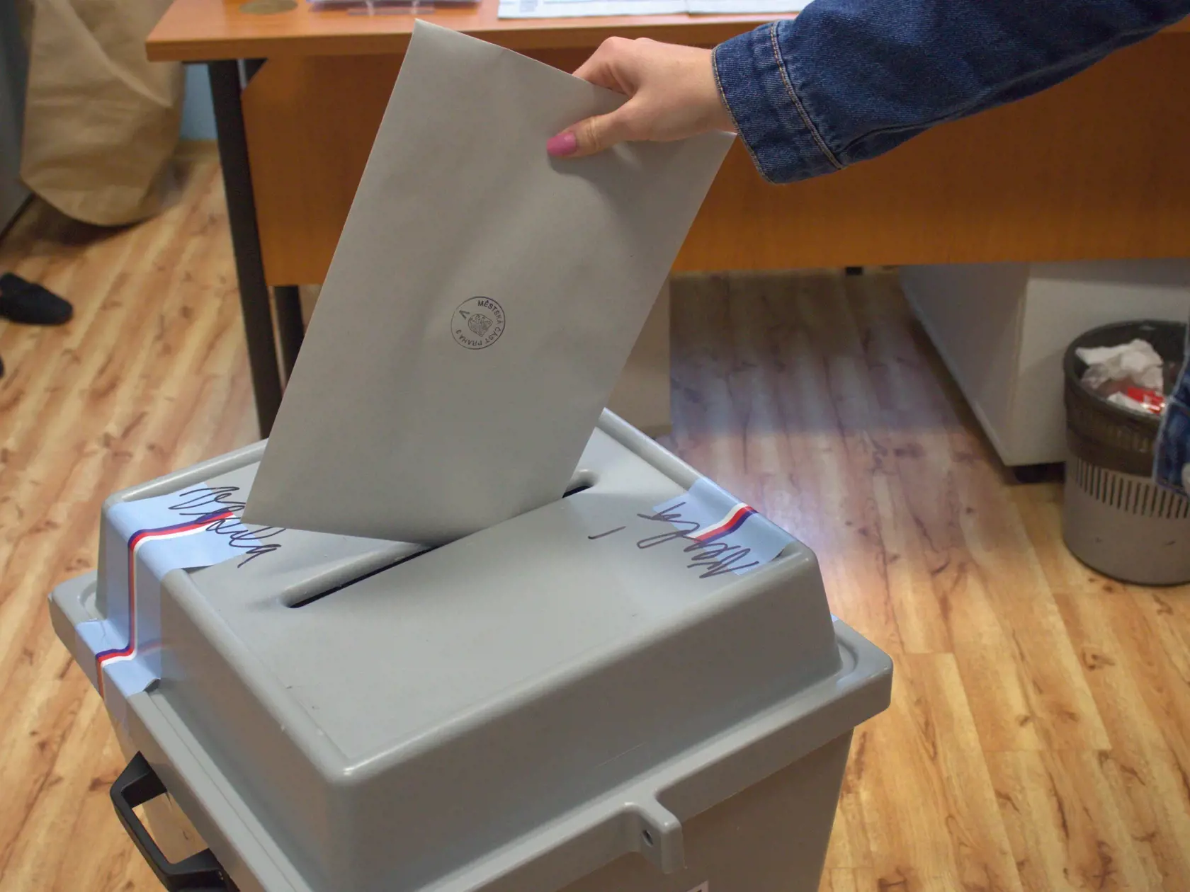 Komunálne a župné voľby budú 29. októbra od 7. do 20. h. Volič môže hlasovať len v obci svojho trvalého pobytu. Hlasuje vo volebnom okrsku, v ktorého zozname voličov je zapísaný. Voliči môžu vo svojej obci požiadať o prenosnú volebnú schránku, pokiaľ majú na to závažné, najmä zdravotné dôvody. Volič sa musí preukázať občianskym preukazom, v prípade cudzinca je povinné predložiť doklad o pobyte cudzinca.