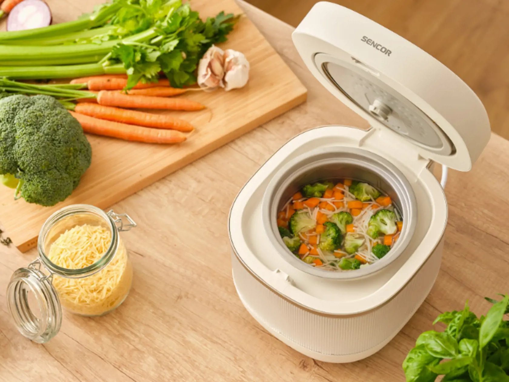 Ryžovar SENCOR SRM 2000WH Low Carb, zvládne uvariť aj nedeľnú polievku.
