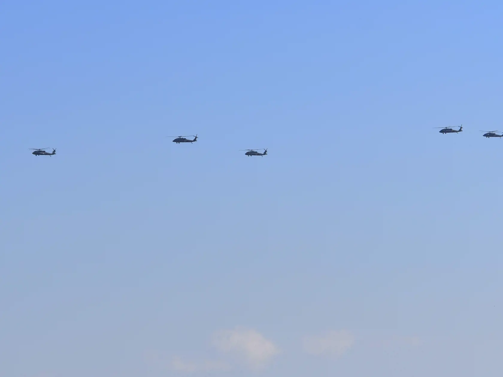 Na snímke časť letky spojeneckých vrtuľníkov Blackhawk pri leteckej základni v Prešove 21. marca 2021.
