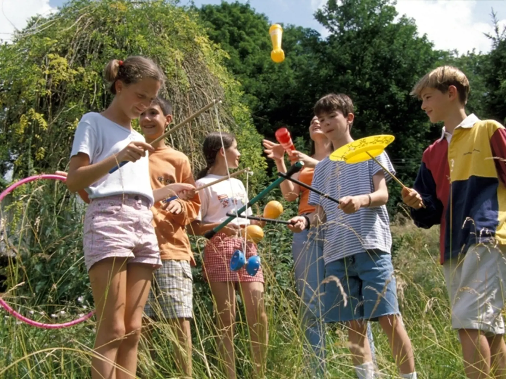 Letné tábory sprísnia pravidlá, no jednodňové výlety mimo areálu tábora či spoločnú prípravu jedla si deti budú môcť užiť rovnako ako pred vypuknutím pandémie nového koronavírusu. Účastníkov tábora musí byť menej ako 100 vrátane personálu.