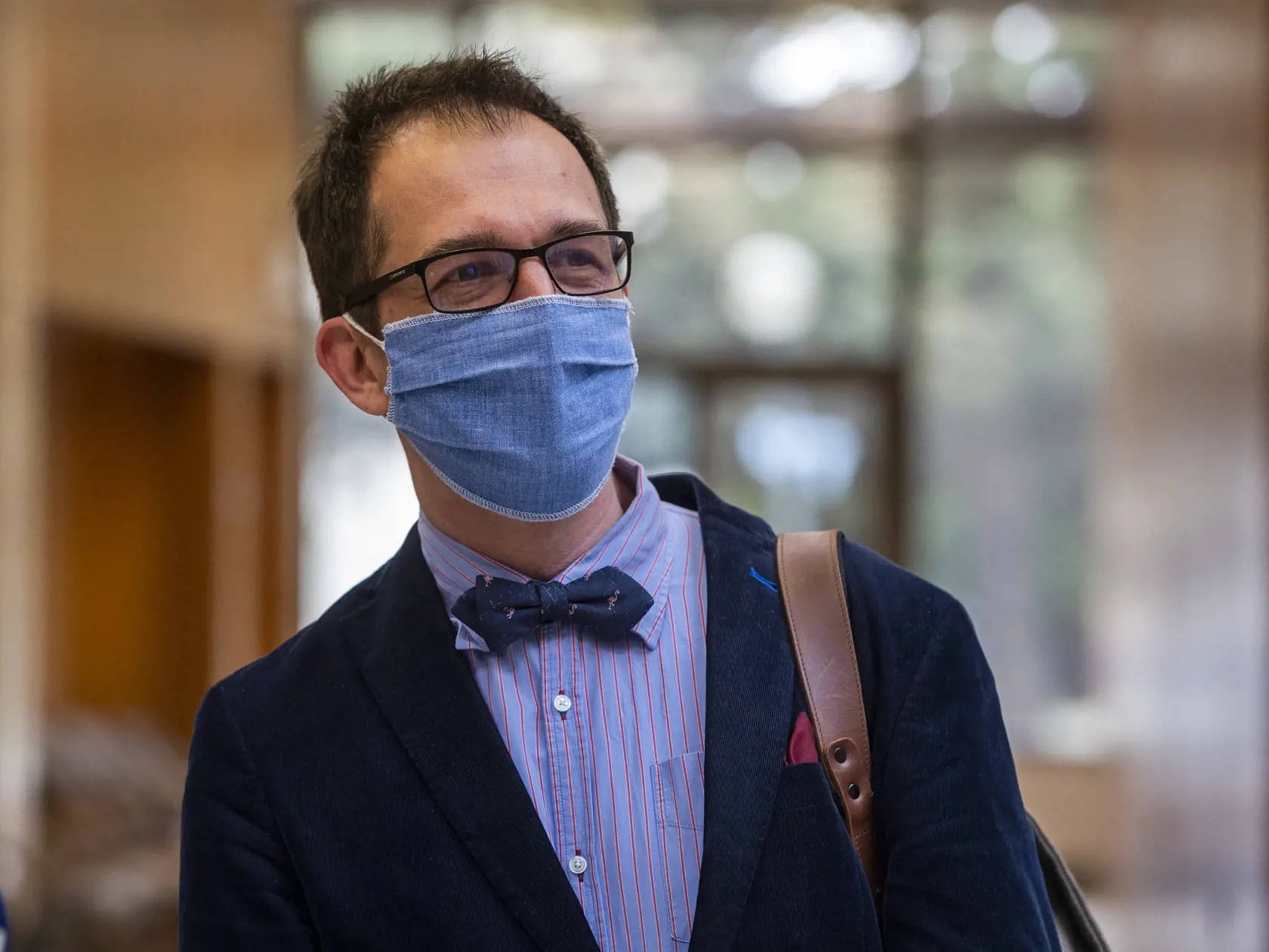 Na snímke štátny tajomník Ministerstva kultúry SR Radoslav Kutaš prichádza na 18. rokovanie vlády  SR v Bratislave 11. mája 2020. FOTO TASR - Jaroslav Novák