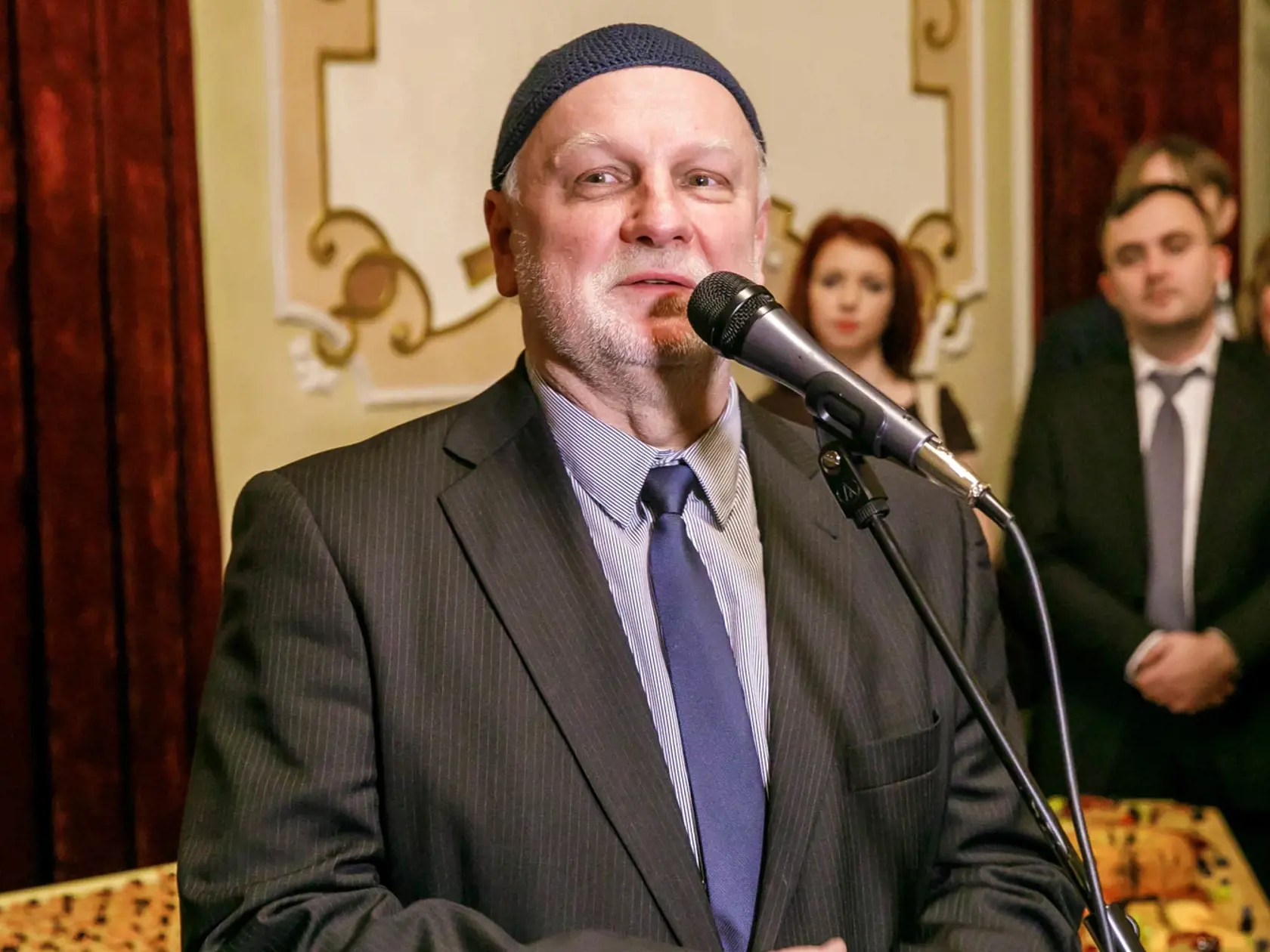 Ondrej Šoth sa prihovára na slávnostnom odovzdávaní ocenení.