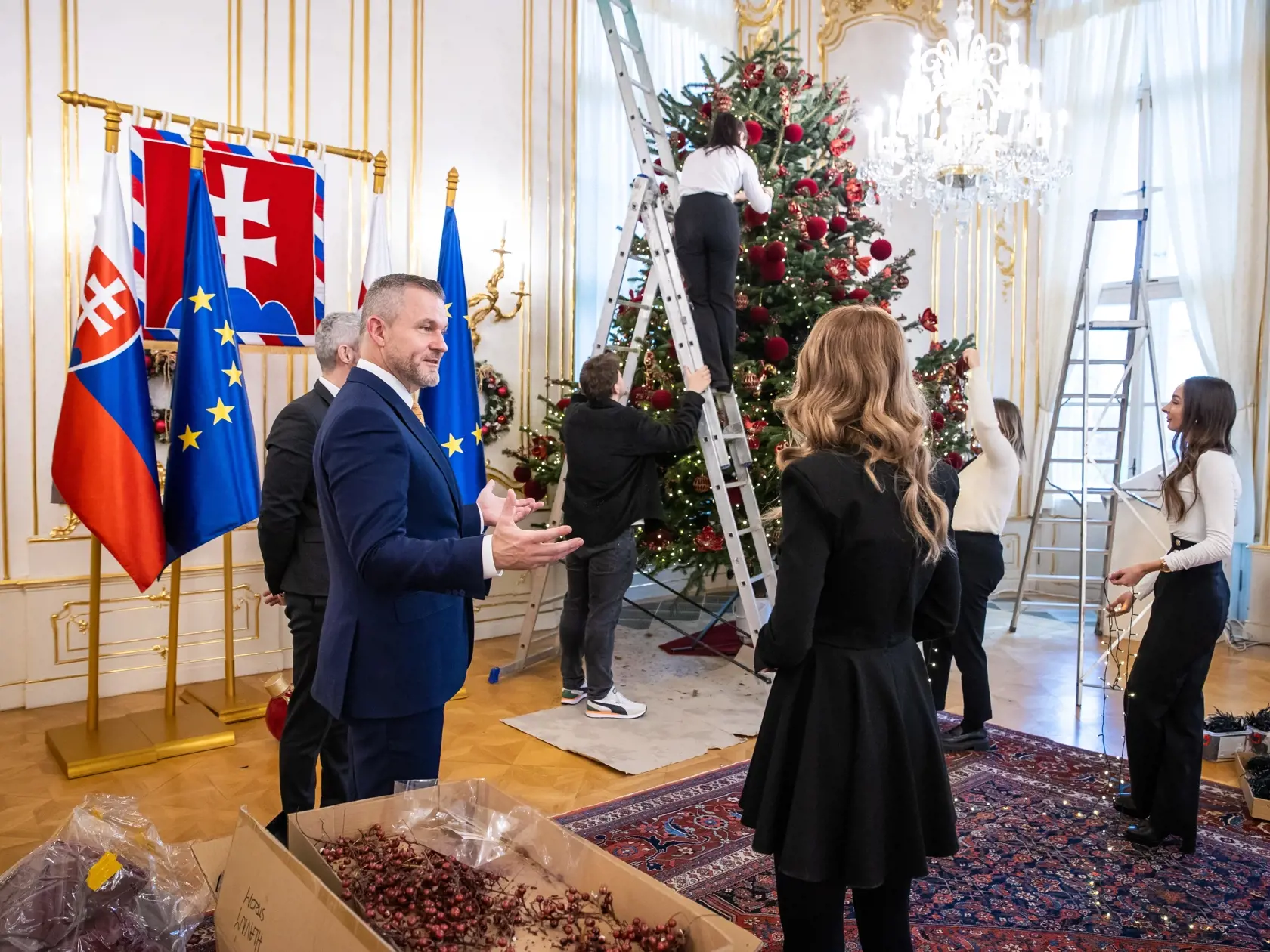 S výzdobou bol spokojný aj samotný prezident Pellegrini, ktorý na zdobenie priebežne dohliadal. V paláci totiž mal mnoho povinností. „Latka je nastavená veľmi vysoko,“ poznamenal s údivom, keď prvýkrát uvidel jeden z vyzdobených stromčekov. Tiež prezradil, že najviac sa mu páči zamatová vínová farba, ktorá najviac vyniká v kombinácií práve so zelenou čačinou.