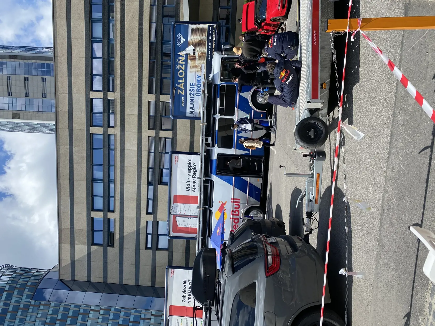 Monopost formuly F1 bol najprv prísne ukrytý pred zrakmi fanúšikov.