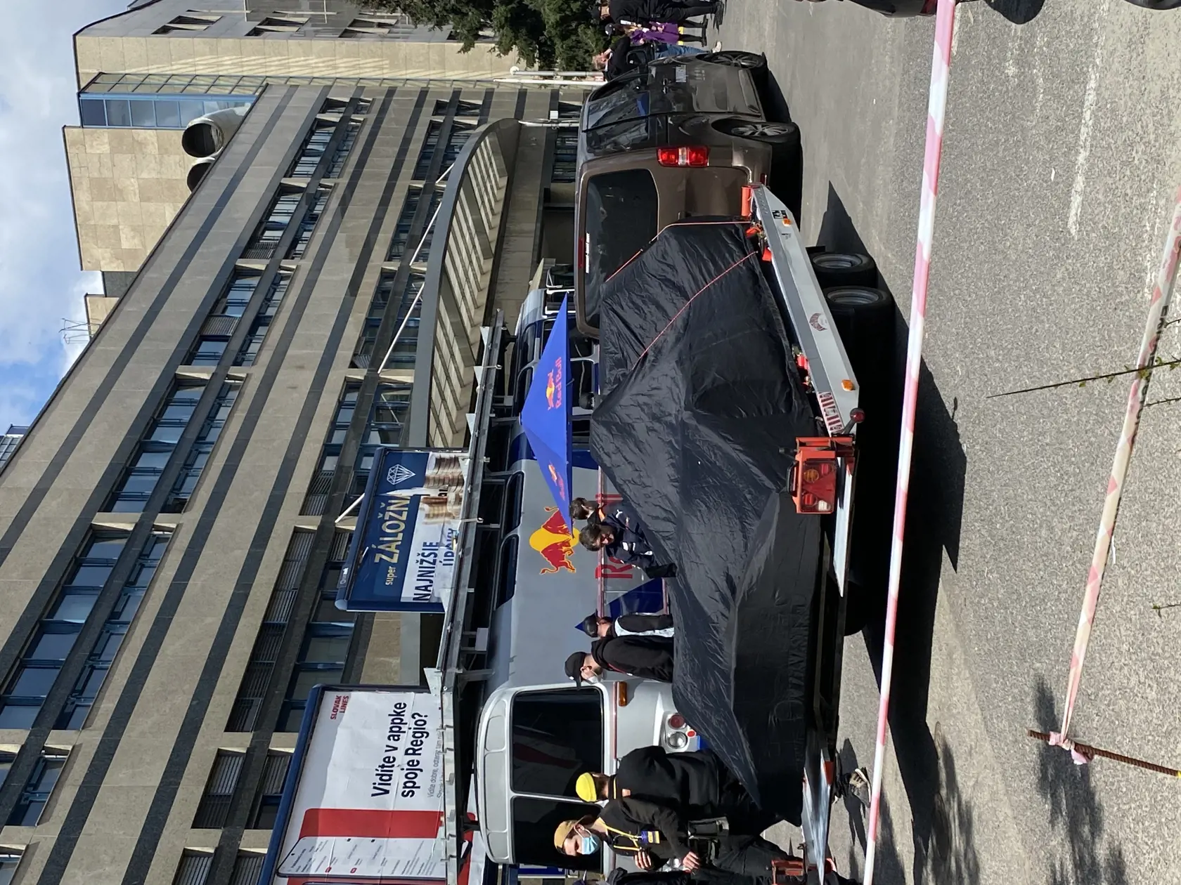 Monopost formuly F1 bol najprv prísne ukrytý pred zrakmi fanúšikov.