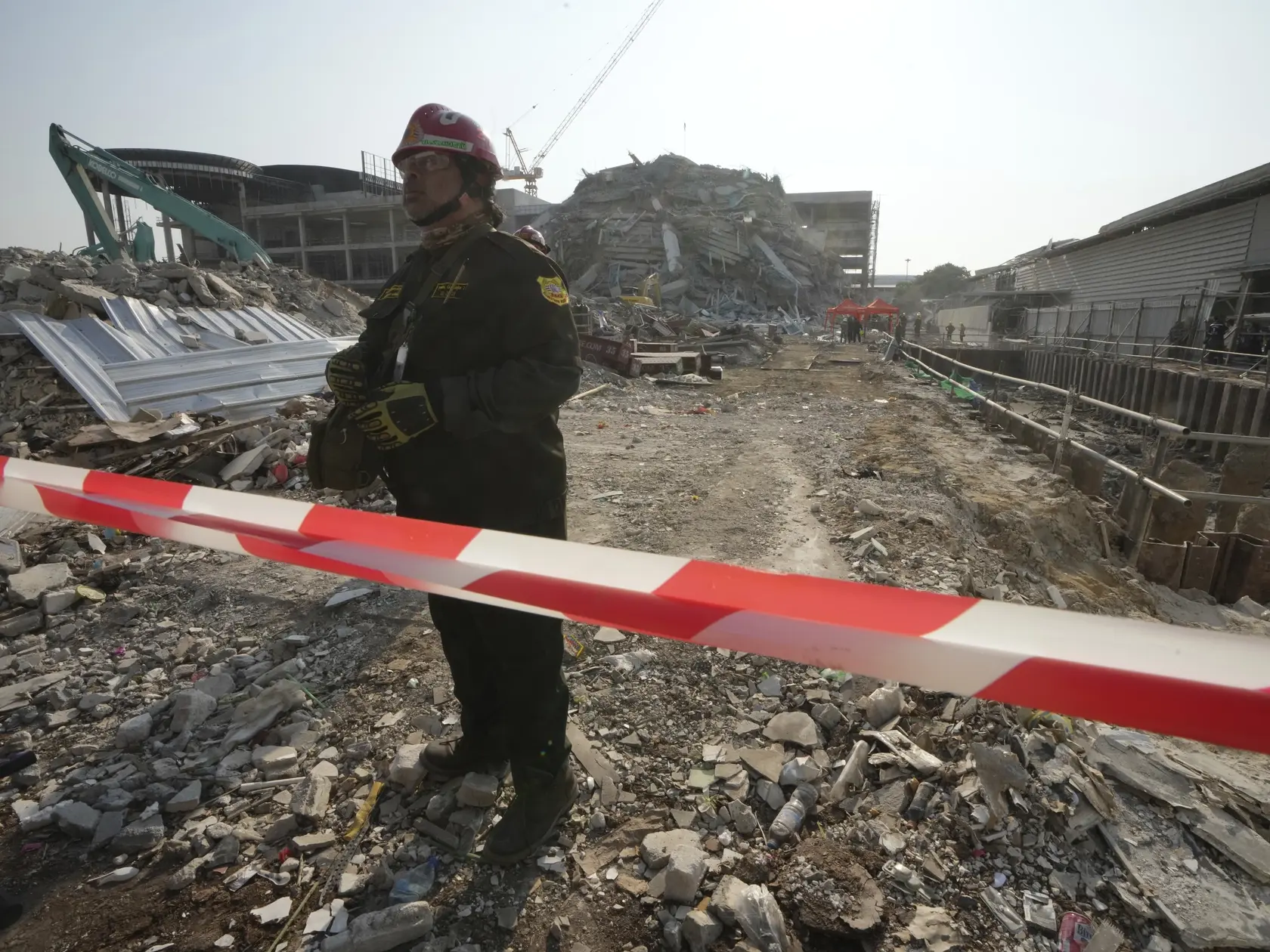 WA 31 Bangkok - Na snímke záchranár zasahuje pred zrúteným rozostavaným mrakodrapom po zemetrasení v thajskej metropole Bangkok v piatok 28. marca 2025. FOTO TASR/AP