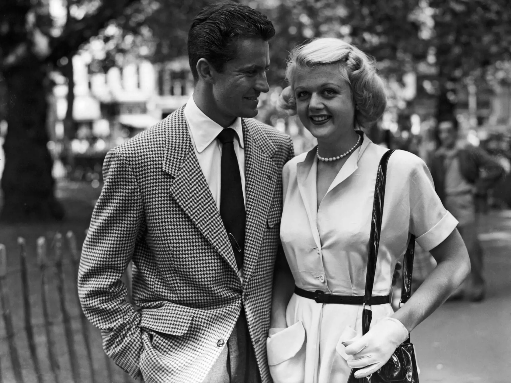 Angela Lansbury a Peter Shaw mali svadbu v Londýne v roku 1949. Obaja boli rozvedení, preto ich anglikánsky kňaz odmietol zosobášiť. Nakoniec sa vzali v škótskom presbyteriánskom kostole a medové týždne strávili vo Francúzsku.
