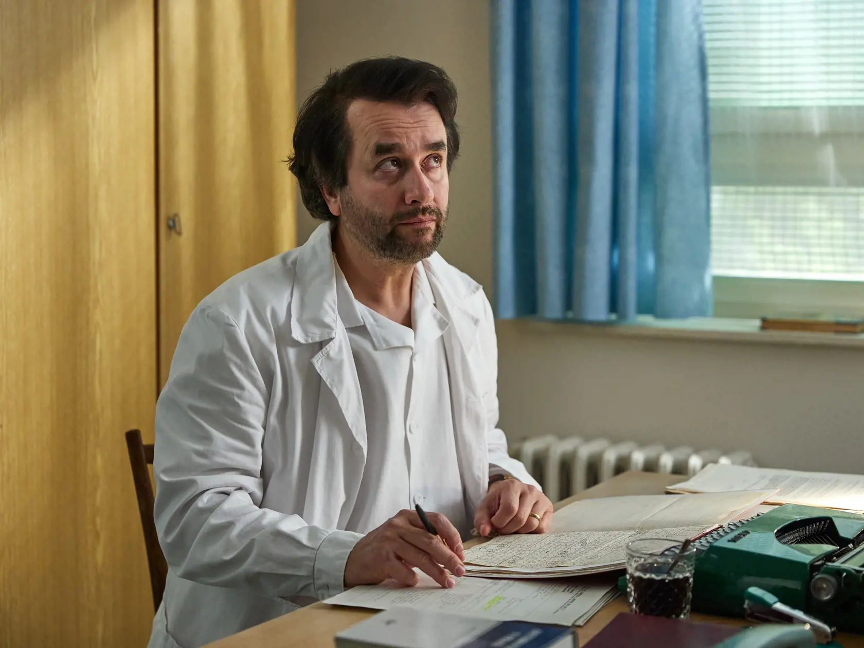 Vlado Kobielsky ako primár oddelenia detskej chirurgie Roman Bartoš v retro novinke Sľub.