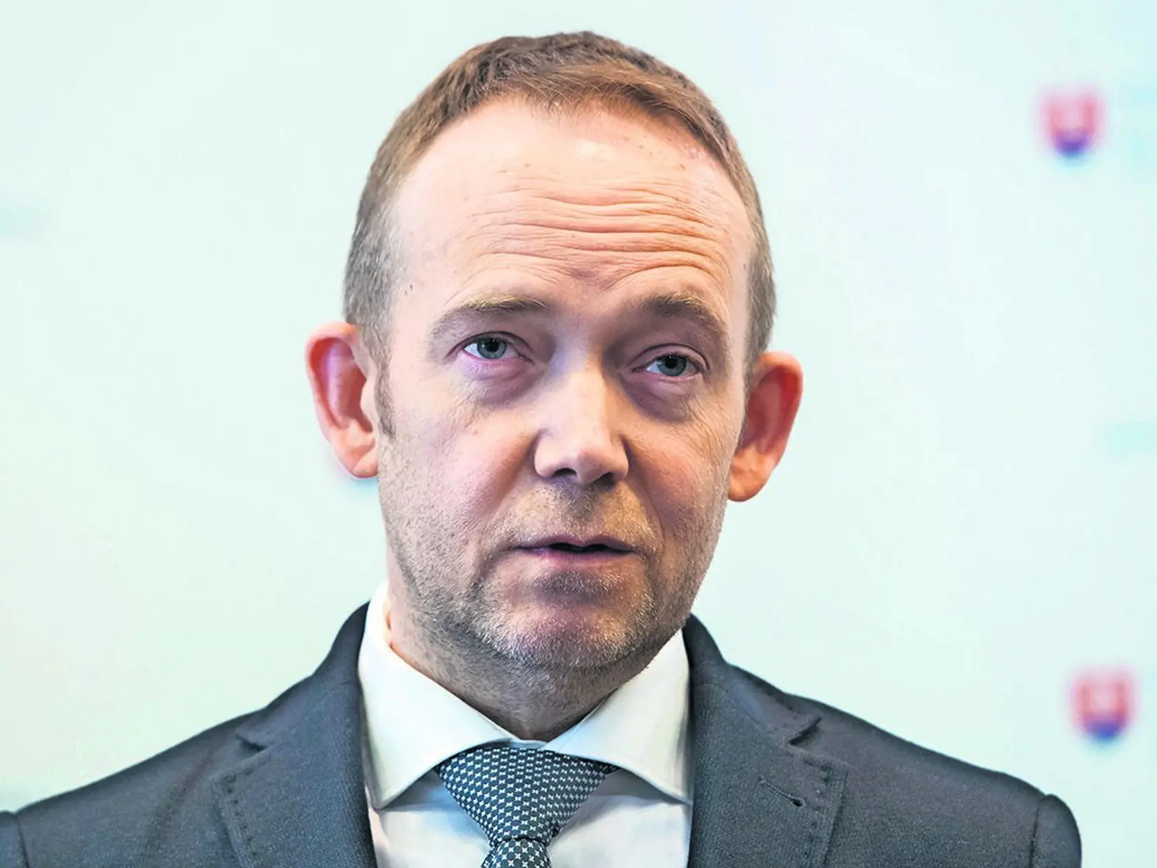 Róbert Babeľa, prorektor pre vedu, výskum a styk so zahraničím Slovenskej zdravotníckej univerzity: Musíme zmeniť prístup k študentom, aby mali dôvod tu zostať. Pretože ich odchod do zahraničia nie je len pre peniaze. Tie sú až na treťom mieste v dôvodoch, ktoré uvádzajú. Je to o tom, do akej nemocnice idú. Či v nej je moderná technika, je často zásadný faktor pri ich rozhodovaní. Ak budú mať dobré podmienky, zostanú.