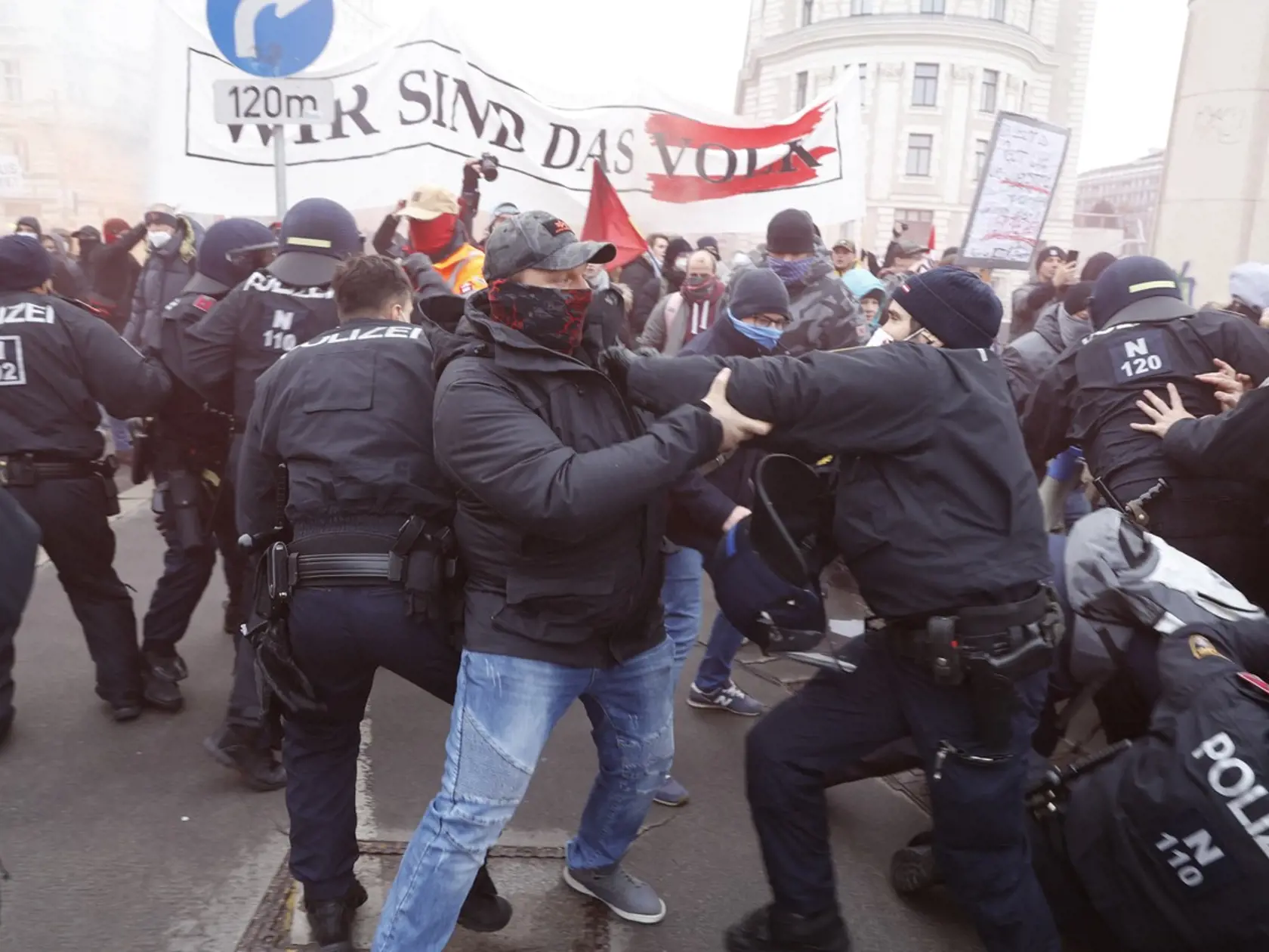 Rakúšania vyšli do ulíc, protestovali proti povinnému očkovaniu.