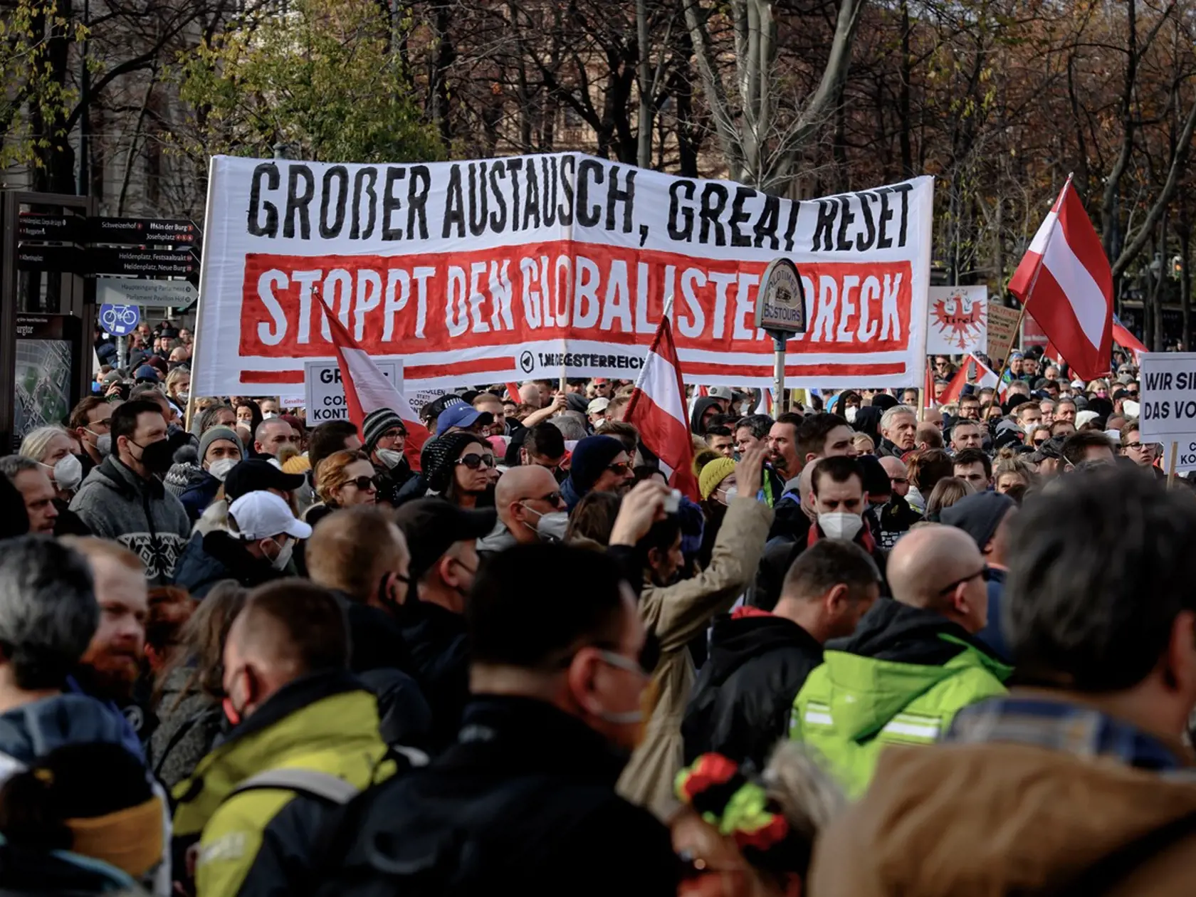 Rakúšania protestujú proti tvrdým protipandemickým opatreniam a povinnému očkovaniu.
